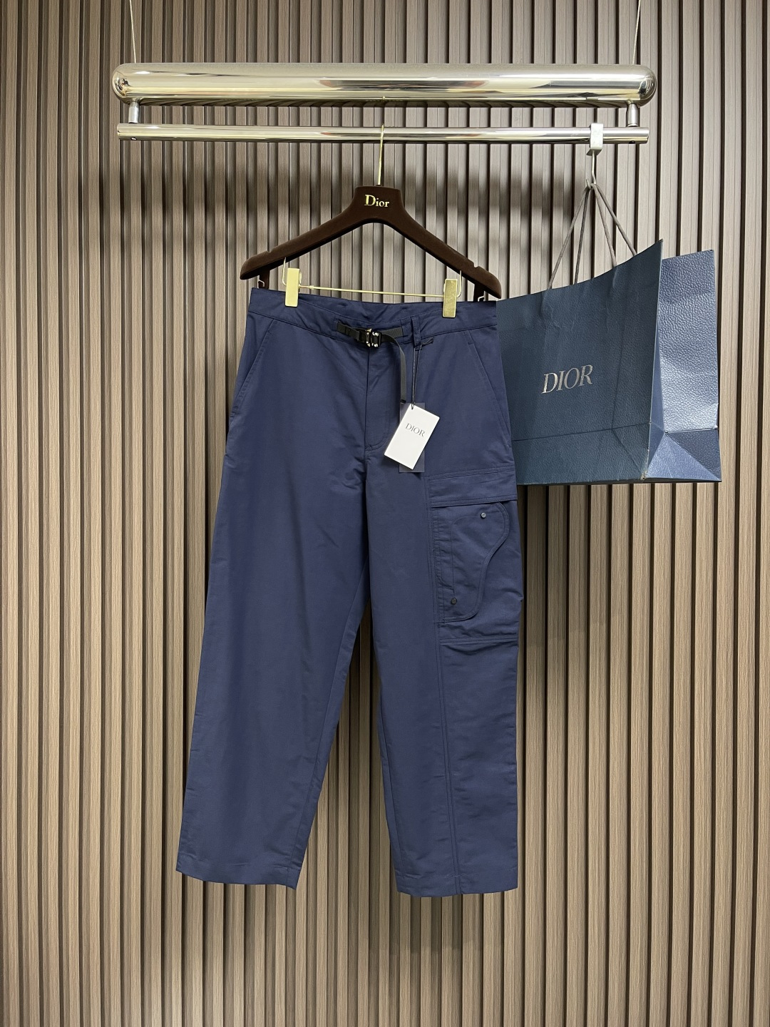 NO:524702,Dior 2025ss new overalls, reinterpreting the classic logo of sports style, highlighting the high-order spirit. It is carefully crafted with navy blue cotton blend thick ribbed fabric, with saddle flip pockets on the thighs, and a belt embellished with Cistian belt buckles. Rubber patches highlight the classic style. It can be matched with the jackets in this series to create a casual look. Size S-XL, dior, jackets & coats, alexander wang19860909Dior 2025ss新款工装裤,重新诠释运动风格经典标识,彰显 的高订精神.采用海军蓝色棉质混纺粗横棱纹织物精心制作,大腿部位饰以马鞍翻盖口袋,搭配点缀以 Cistian 腰带扣的腰带. 橡胶补丁彰显经典风格.可与该系列的夹克搭配,打造休闲造型.尺码S-XL,,dior,jackets & coats,alexander wang,Men's clothing