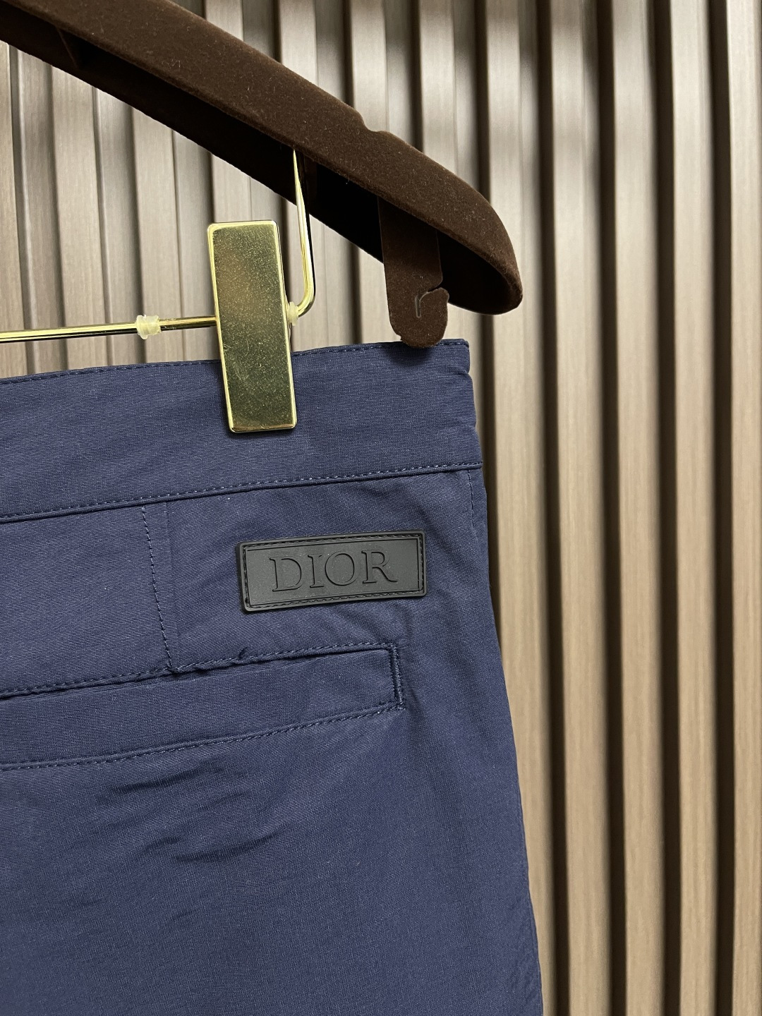 🛒🛒Dior 2025ss新款工装裤，重新诠释运动风格经典标识，彰显 的高订精神。采用海军蓝色棉质混纺粗