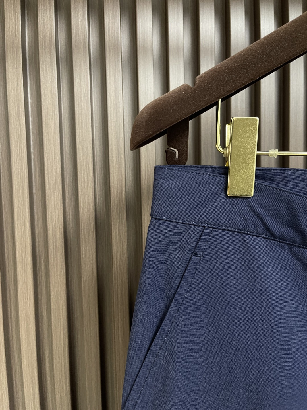 🛒🛒Dior 2025ss新款工装裤，重新诠释运动风格经典标识，彰显 的高订精神。采用海军蓝色棉质混纺粗