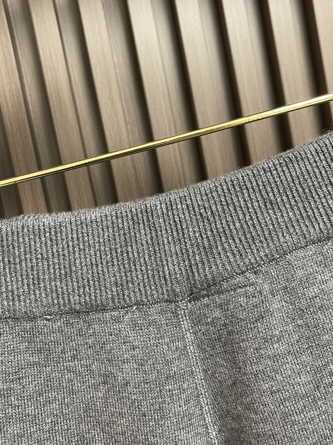 🛒🛒Dior 2025ss新款长裤，重新诠释 Dior 休闲优雅的风格。采用灰色山羊绒混纺针织面料精心制