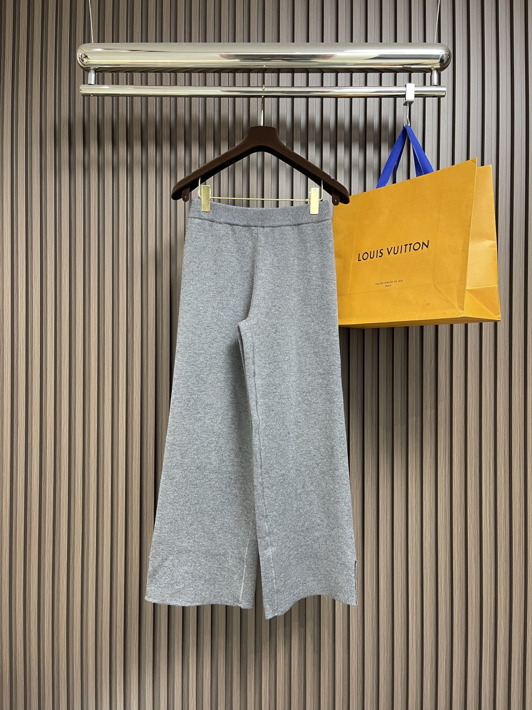 🛒🛒Dior 2025ss新款长裤，重新诠释 Dior 休闲优雅的风格。采用灰色山羊绒混纺针织面料精心制