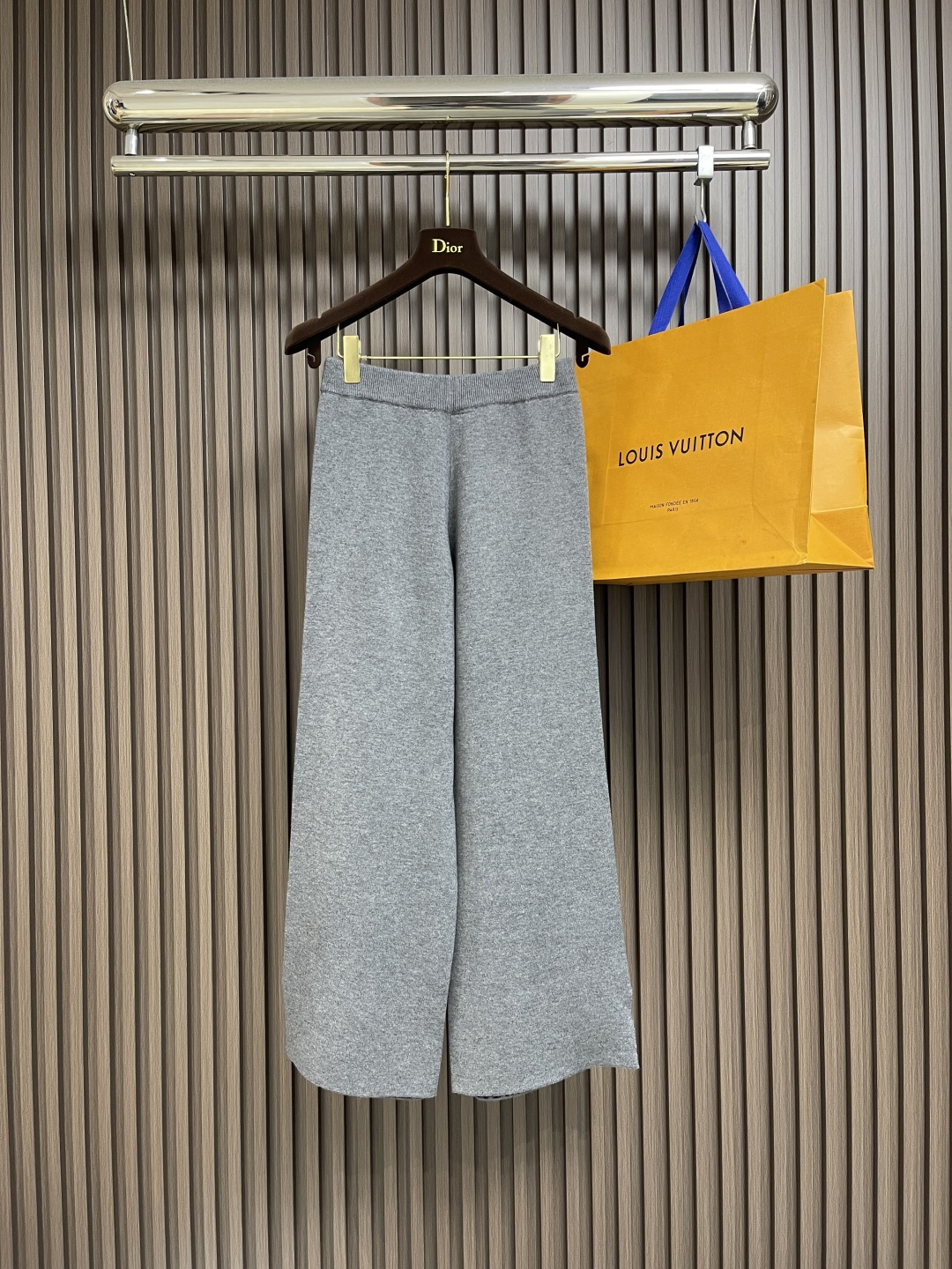 NO:526927,Dior 2025ss new trousers, reinterpreting Dior's casual and elegant style. It is carefully crafted from gray cashmere-blend knitted fabric, flared tailoring, detailed design of trouser legs, and the interior is decorated with Oblique print. It can be matched with matching cardigans to create a stylish and classic Oblique print. Size S-XL, dior, alexander wang19860909Dior 2025ss新款长裤,重新诠释 Dior 休闲优雅的风格.采用灰色山羊绒混纺针织面料精心制作,喇叭形剪裁,裤脚开衩细节设计,内部饰以Oblique印花.可与配套的开衫搭配,打造时尚经典的 Oblique 印花造型.尺码S-XL,,dior,alexander wang,Men's clothing