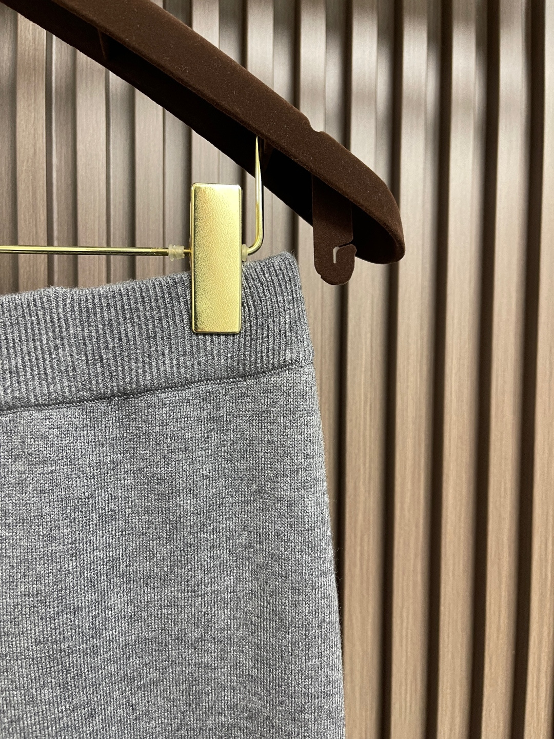 🛒🛒Dior 2025ss新款长裤，重新诠释 Dior 休闲优雅的风格。采用灰色山羊绒混纺针织面料精心制