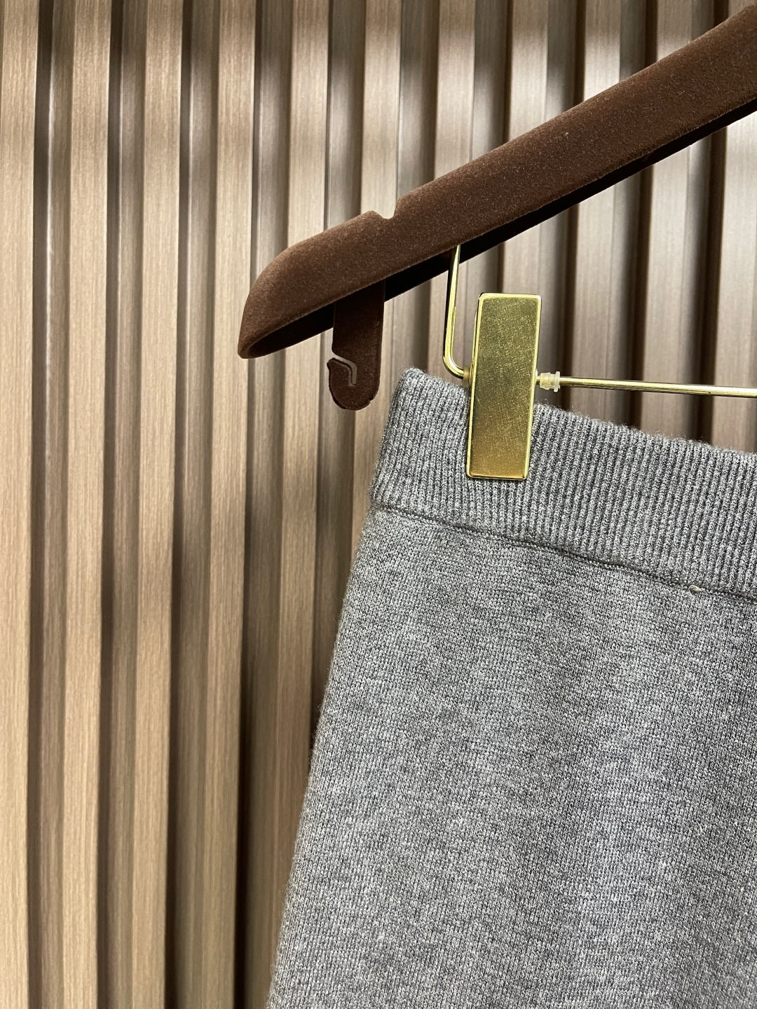 🛒🛒Dior 2025ss新款长裤，重新诠释 Dior 休闲优雅的风格。采用灰色山羊绒混纺针织面料精心制