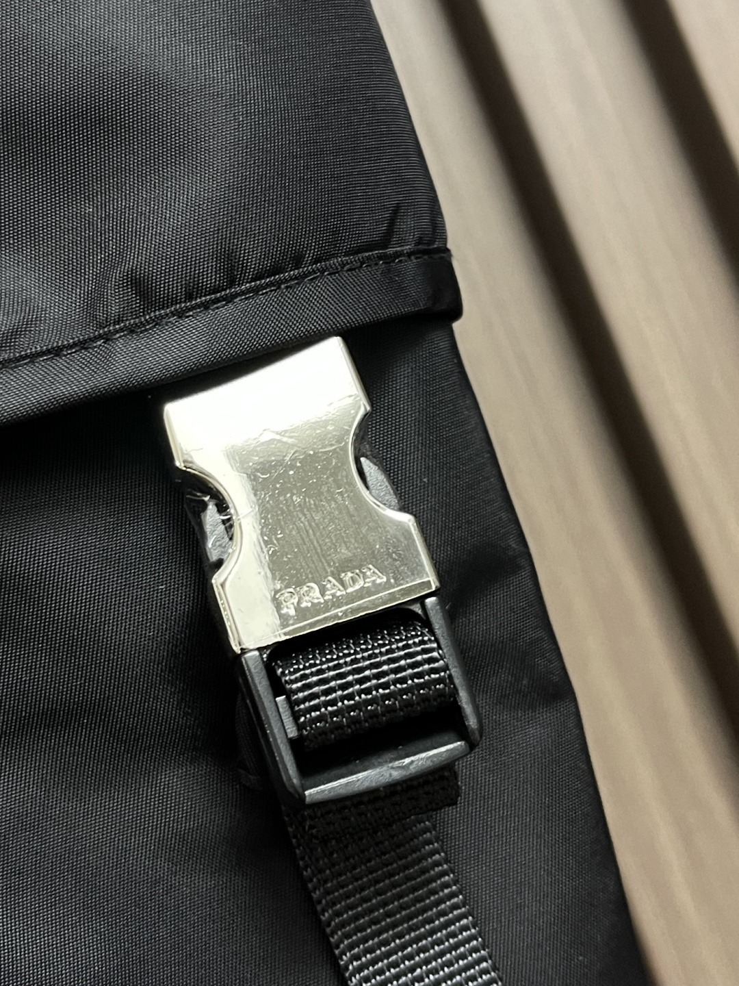 🛒🛒Prada 2025ss新款多袋工装休闲裤，这款长裤采用re-nylon再生尼龙面料打造，饰以标志性