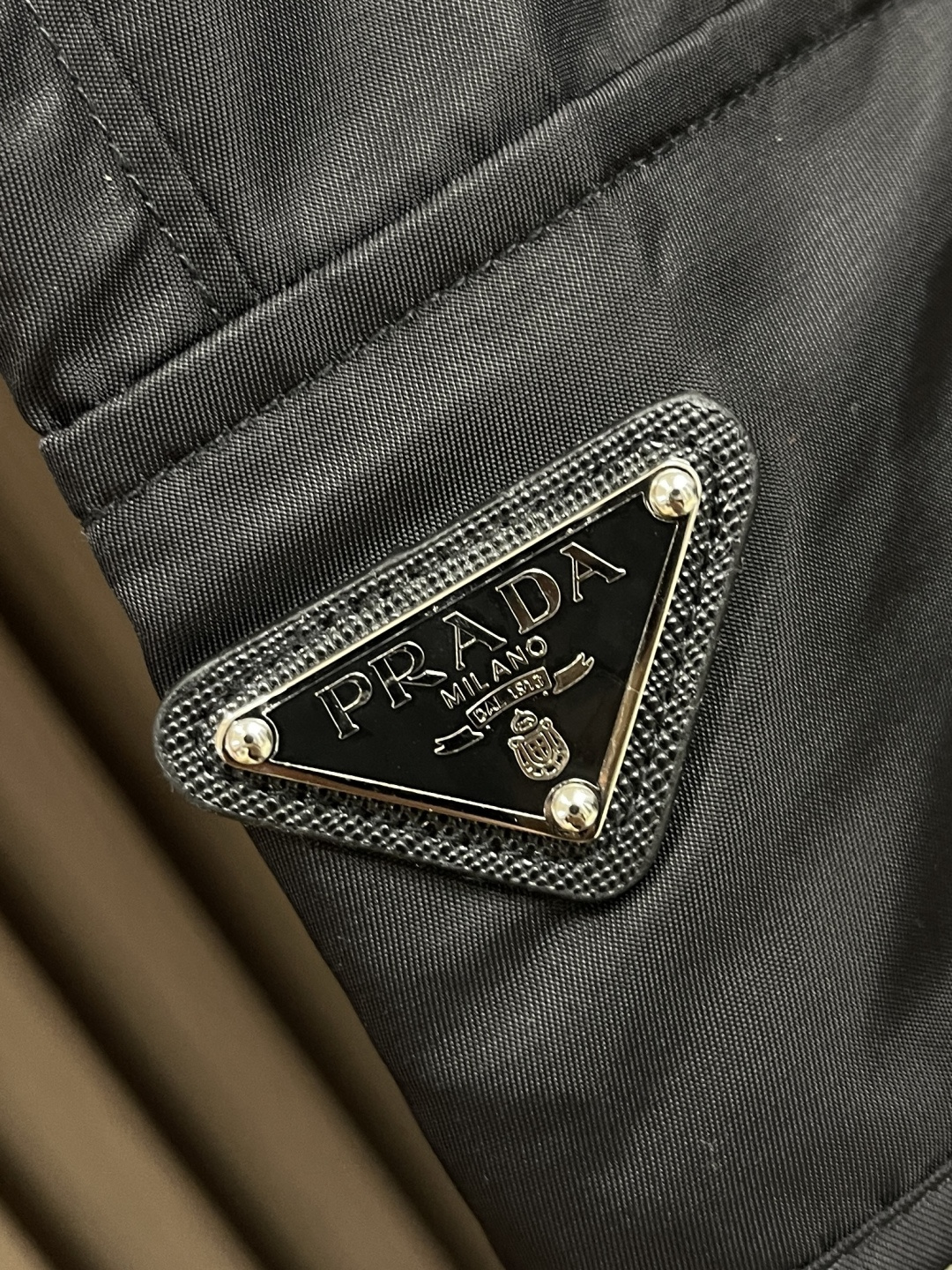 🛒🛒Prada 2025ss新款多袋工装休闲裤，这款长裤采用re-nylon再生尼龙面料打造，饰以标志性