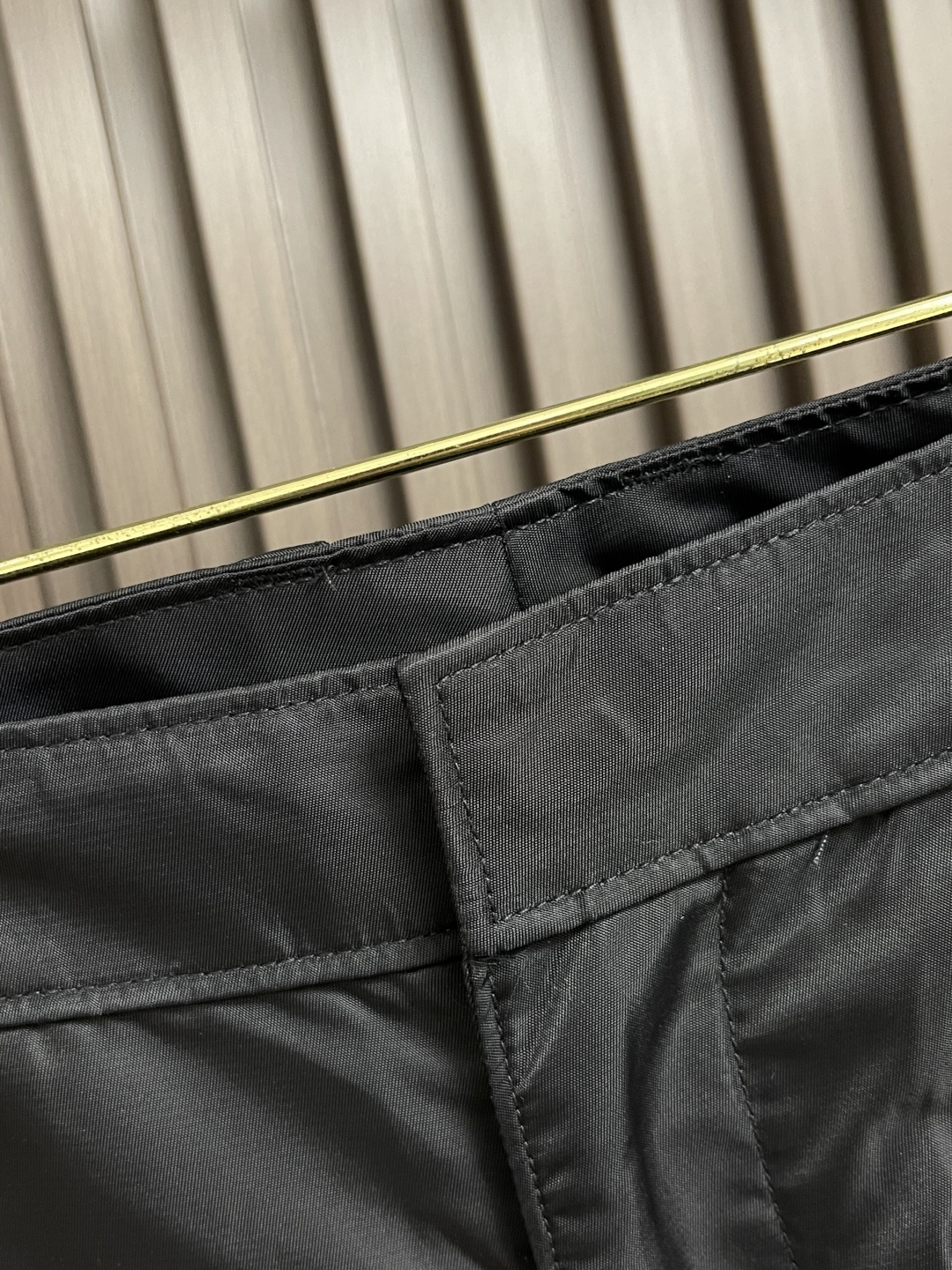 🛒🛒Prada 2025ss新款多袋工装休闲裤，这款长裤采用re-nylon再生尼龙面料打造，饰以标志性