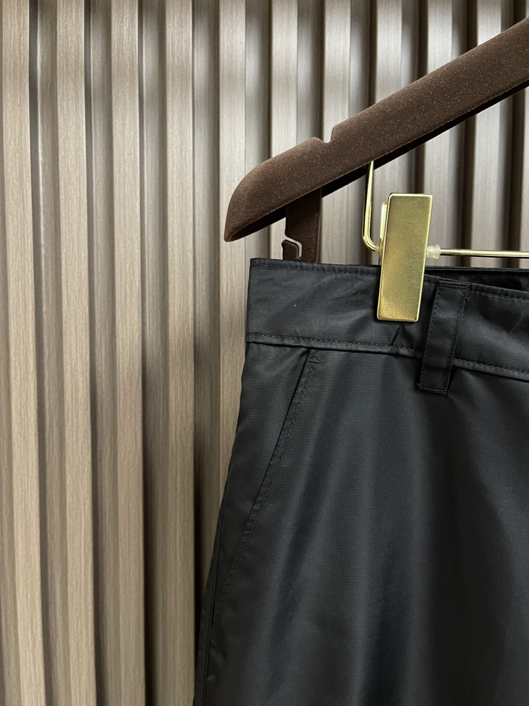 🛒🛒Prada 2025ss新款多袋工装休闲裤，这款长裤采用re-nylon再生尼龙面料打造，饰以标志性