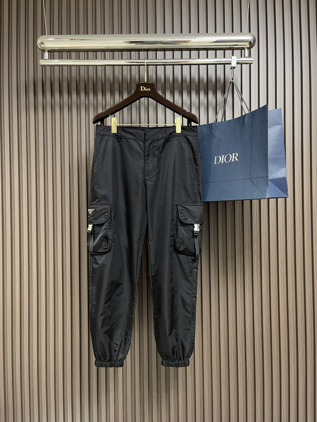 NO:525732,Prada ss new multi-bag work casual pants, these trousers are made of re-nylon recycled nylon fabric, decorated with the iconic enameled triangular metal logo. The recycled nylon yarn econyl is made by purifying marine plastics, fishing nets and textile fiber recycling. The upper body is versatile and full of class. Size S-XL, prada, alexander wang19860909Prada ss新款多袋工装休闲裤,这款长裤采用re-nylon再生尼龙面料打造,饰以标志性的涂珐琅三角形金属徽标.再生尼龙纱线econyl通过提纯海洋塑料、渔网和纺织纤维回收物制成 上身百搭 档次感十足.尺码S-XL,,prada,alexander wang,Men's clothing