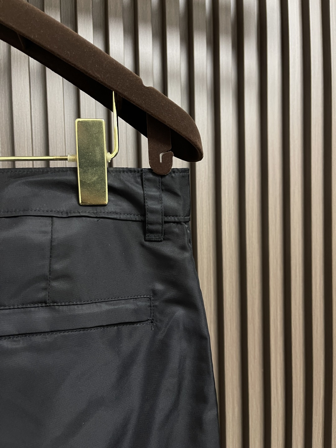 🛒🛒Prada 2025ss新款多袋工装休闲裤，这款长裤采用re-nylon再生尼龙面料打造，饰以标志性