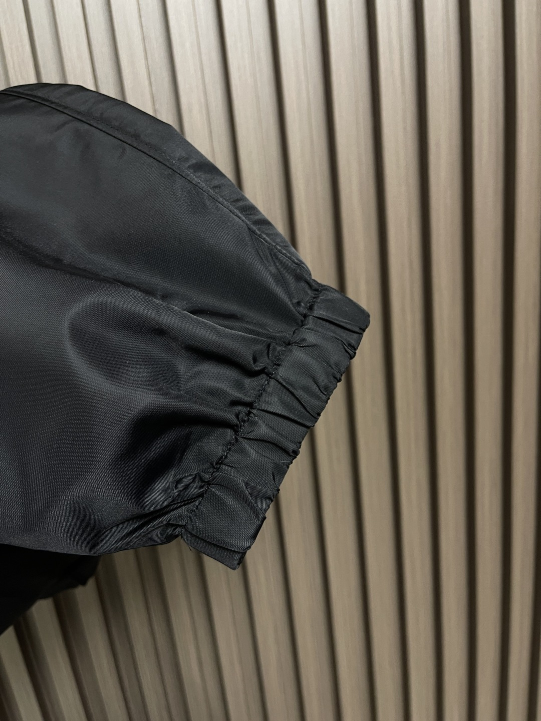 🛒🛒Prada 2025ss新款多袋工装休闲裤，这款长裤采用re-nylon再生尼龙面料打造，饰以标志性