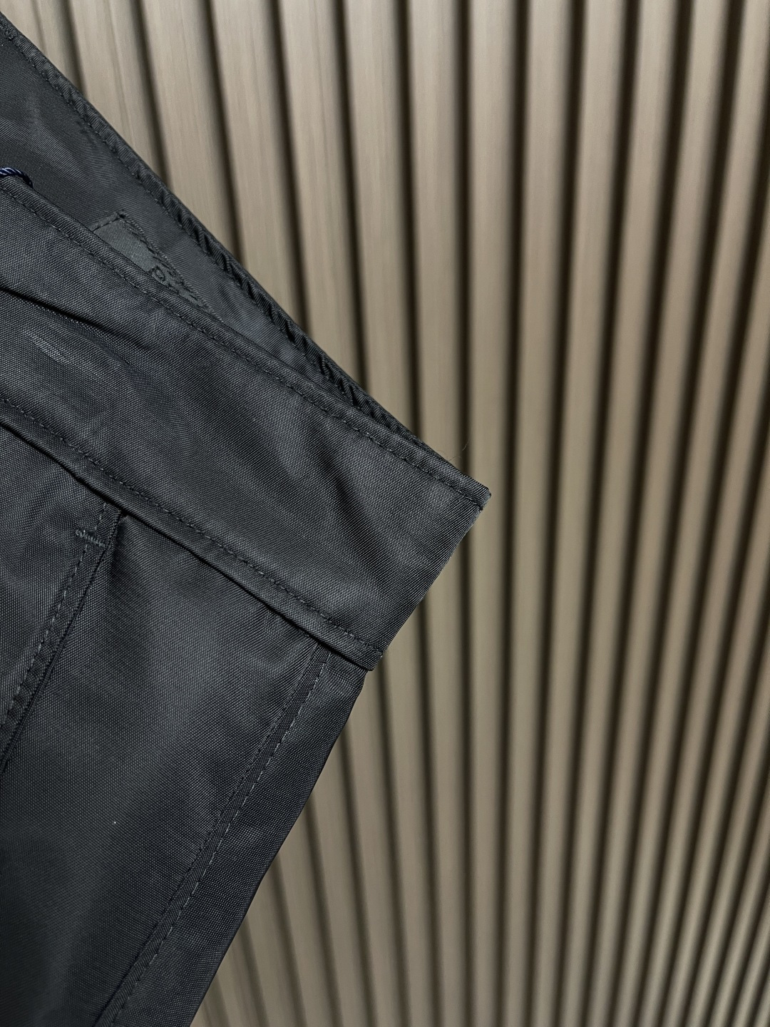 🛒🛒Prada 2025ss新款多袋工装休闲裤，这款长裤采用re-nylon再生尼龙面料打造，饰以标志性