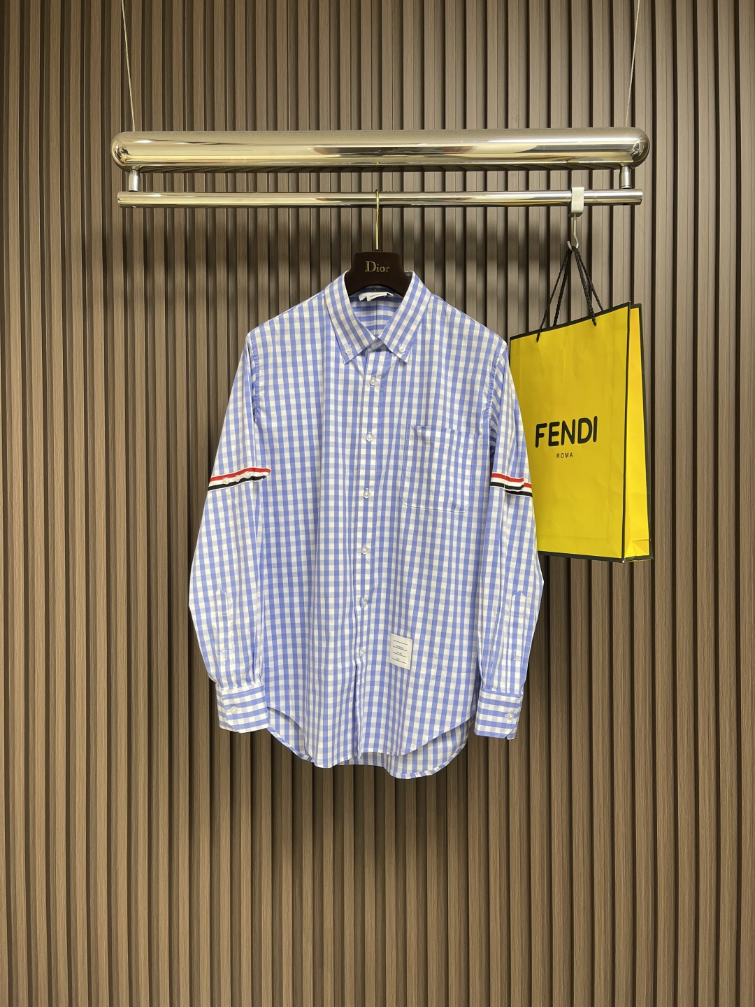 NO:525754,THOM BROWNE TB classic double-sleeved webbing woven plaid long-sleeved shirt. The fabric is made of high-quality Xinjiang long-sleeved cotton dark blue striped plaid. The workmanship is exquisite. The buttons are made of classic white shell high-quality material. The high-end and atmospheric version is loose and casual. It can be worn outside or inside. Light luxury style. The same style for men and women. Size 1-2-3-4,,shirts,alexander wang.19860909THOM BROWNE TB经典双袖织带色织格子长袖衬衫 面料采用高定色织定制新疆长绒棉深蓝色条纹格子 做工精致 扣子采用经典白贝优质材质 高端大气版型宽松休闲 可外搭可内搭 轻奢风格 男女同款 尺码1-2-3-4,,shirts,alexander wang,Men's clothing