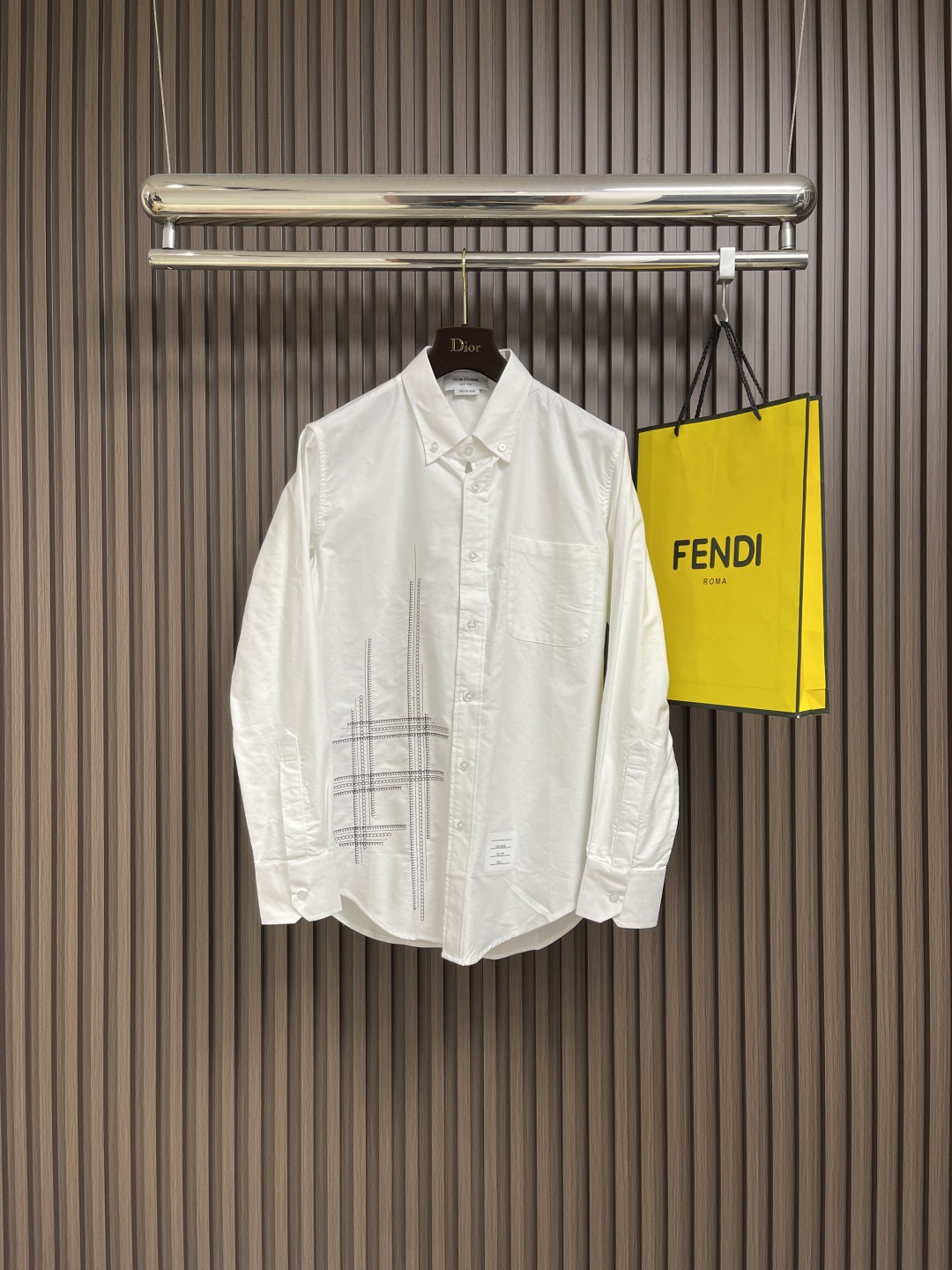 NO:525752,TB Thom Browne classic Oxford shirt, newly upgraded Oxford fabric, tb celebrity products, simple and clean, casual, comfortable and versatile, classic and easy to wear!  The upper body effect is straight and stylish!  All are original custom shell buckles, with inner edges and square marks on the hem must be three-line motorcycles, non-flat car sewn, the design is very pleasing and has been re-ordered. Size 1-2-3-4,,shirts,alexander wang19860909TB Thom Browne 经典款牛津衬衫,全新升级牛津纺面料,tb明星产品,简单干净,休闲舒适百搭,经典好穿！上身效果笔挺有型！均为原版定制贝壳扣,内里包边处理,下摆方标一定是三线机车,非平车机缝制,设计非常讨喜 一直返单的款.尺码1-2-3-4,,shirts,alexander wang,Men's clothing