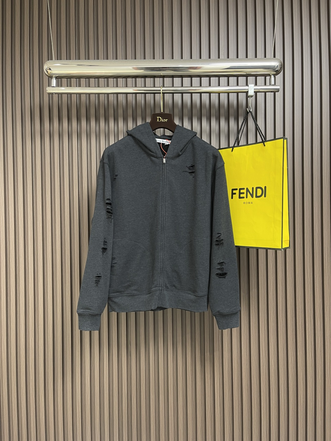 NO:522671,Acne Studios ripped old logo zipper jacket, customized dyed gray-green soft cotton, cloud-like touch, delicate and soft, comfortable skin, with a pure gray-green tone, it looks like the elegance after the years, the front is homogeneous ean fit, the back is engraved with Studios' unrestrained soul, clever integration of hole elements, deliberate rebellion, and breaking away from the traditional constraints. Unique in the wave of trend, glue printing is used. The chest printing has been modified three times by film mesh boards. Use glue coating to print patterns on the fabric. Baking fabrics to fix the printing pattern. Many parts of the body are worn by pure artificial regularity. Hand brush marks add texture and depth to the surface of the clothing to imitate the texture of natural wear, the fabric is washed, and the texture feels better.  Not easy to deform, not easy to shrink, not easy to fade, maintain long-term beauty. Size S-XL, acne studios, dior, jackets & coats, alexander wang19860909Acne Studios 破洞做旧徽标拉链外套,定制定染灰绿臻柔棉彩棉料 云感般的触感 细腻柔软 舒适贴肤 以一袭纯粹灰绿调 似是岁月沉淀后的优雅 前幅同质化ean fit呈现后幅镌刻着Studios不羁的灵魂 破洞元素的巧妙融入 在黛黑画布上肆意挥洒 是刻意为之的叛逆 是对传统束缚的挣脱 在潮流的浪潮中独树一帜,采用胶浆印花 胸前印花经过三次菲林网板修改 使用胶浆体涂料在织物上打印图案 烘烤织物以固定印刷图案 衣身多处皆由纯人工规律性定位磨破 手工刷痕 在衣物表面增加纹理和深度感 以模仿自然磨损的质感,面料都经过浇洗 手感质感更佳 不易变形 不易缩水 不易褪色 保持长久的美观.尺码S-XL,,acne studios,dior,jackets & coats,alexander wang,Men's clothing