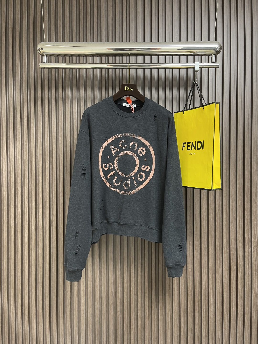 NO:527999,Acne Studios ripped old logo printed round neck long-sleeved sweatshirt, customized dyed gray-green soft cotton, cloud-like touch, delicate and soft, comfortable skin, with a pure gray-green tone, like the elegance of time, engraved on the chest, the unrestrained soul of AcneStudios, the clever integration of the hole elements, the intentional rebellion, the break from the traditional constraints, unique in the wave of trend, using glue printing, the chest printing has been modified three times with film mesh boards, using glue coating to print patterns on the fabric to fix the printed pattern, the body of the clothes is worn by pure artificial regularity, hand brush marks add texture and depth to the surface of the clothes to imitate the texture of natural wear, the fabric is washed, the texture is better, and it is not easy to deform  Not easy to shrink, not easy to fade, maintain long-term beauty, loose style. Size S-XL, acne studios, dior, hoodie, sweatshirts, alexander wang19860909Acne Studios 破洞做旧徽标印花圆领长袖卫衣,定制定染灰绿臻柔棉彩棉料 云感般的触感 细腻柔软 舒适贴肤 以一袭纯粹灰绿调 似是岁月沉淀后的优雅 胸前镌刻AcneStudios不羁的灵魂 破洞元素的巧妙融入 在灰色画布上肆意挥洒 是刻意为之的叛逆 是对传统束缚的挣脱 在潮流的浪潮中独树一帜 采用胶浆印花 胸前印花经过三次菲林网板修改 使用胶浆体涂料在织物上打印图案烘烤织物以固定印刷图案 衣身多处皆由纯人工规律性定位磨破 手工刷痕 在衣物表面增加纹理和深度感 以模仿自然磨损的质感 面料都经过浇洗 手感质感更佳 不易变形 不易缩水 不易褪色 保持长久的美观 宽松版型.尺码S-XL,,acne studios,dior,hoodie,sweatshirts,alexander wang,Men's clothing