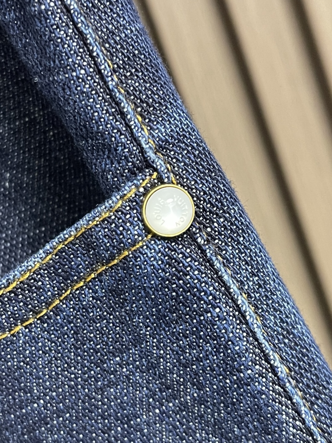 🛒🛒LV 水洗丹宁牛仔裤，本牛仔裤出自 2025秋冬秀场，以水洗丹宁布演绎 EPi粒面皮革质感。正绒面革