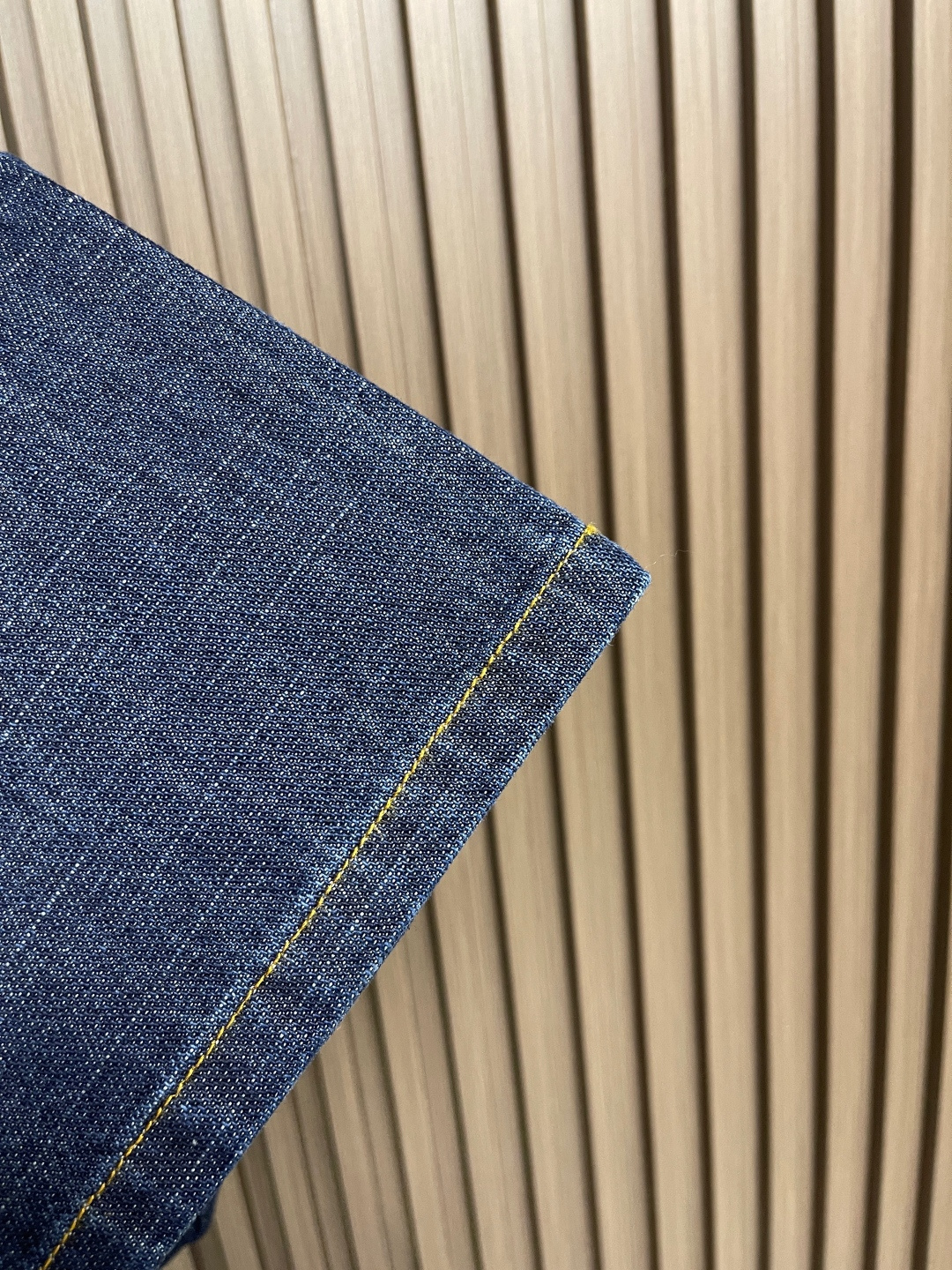 🛒🛒LV 水洗丹宁牛仔裤，本牛仔裤出自 2025秋冬秀场，以水洗丹宁布演绎 EPi粒面皮革质感。正绒面革