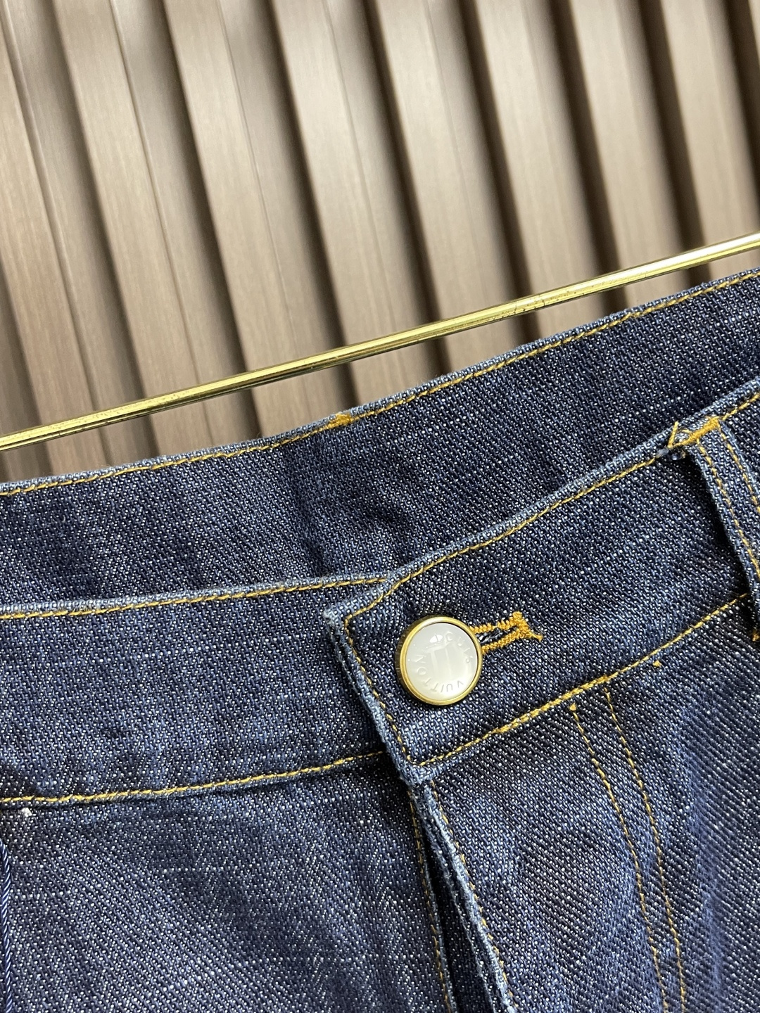 🛒🛒LV 水洗丹宁牛仔裤，本牛仔裤出自 2025秋冬秀场，以水洗丹宁布演绎 EPi粒面皮革质感。正绒面革