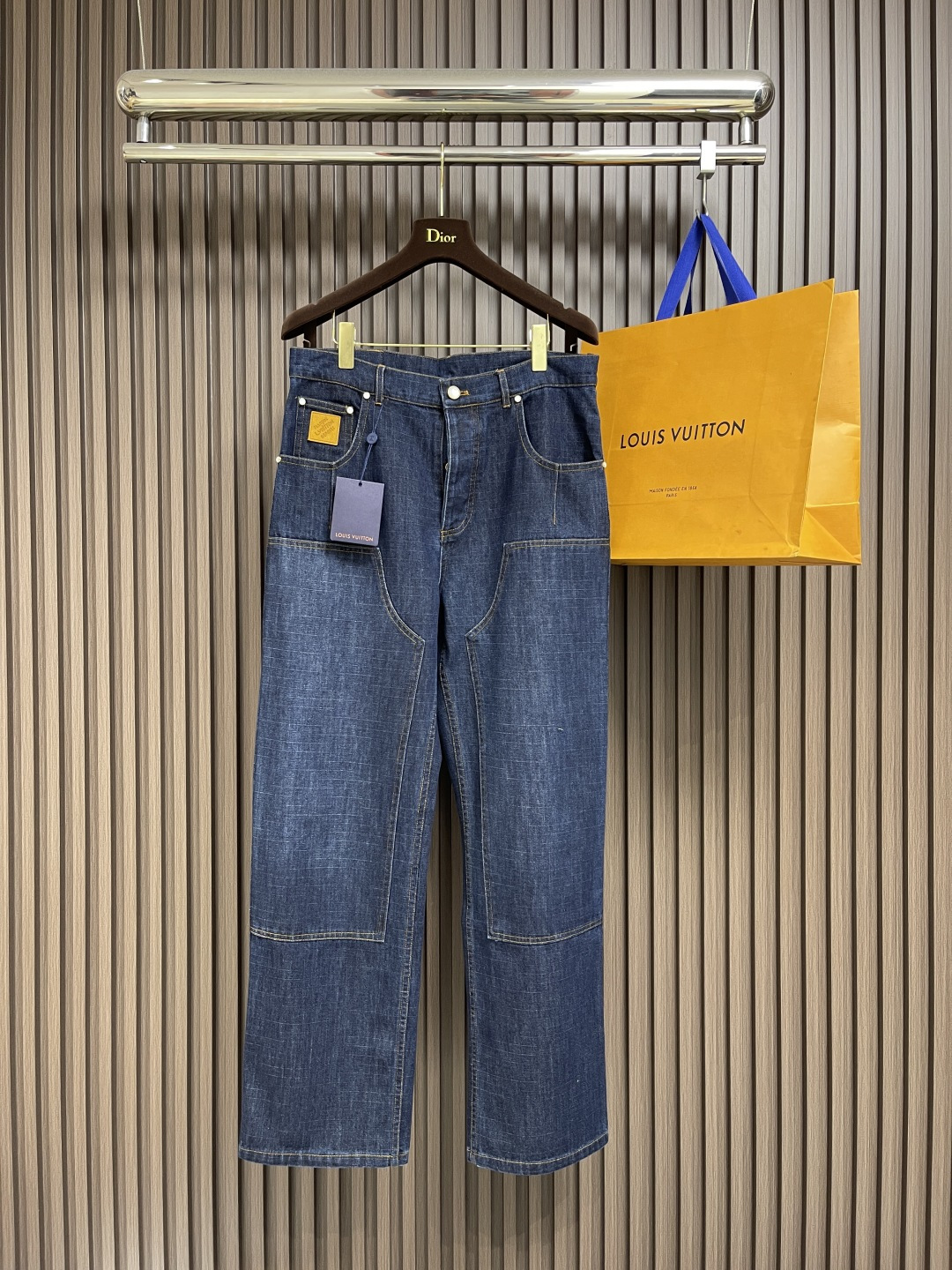 NO:525751,LV washing tannin jeans, this jeans are from the autumn and winter show, and are made of washing tannin, which is made of Epi grain leather texture. The nubonic leather is decorated with patches and Mini Damier labels and trimmed with exquisite brushstrokes, pearlescent buttons and rivets. Size S-XL,,louis vuitton, jeans,alexander wang19860909LV 水洗丹宁牛仔裤,本牛仔裤出自 秋冬秀场,以水洗丹宁布演绎 Epi粒面皮革质感.正绒面革 以贴饰与 Mini Damier 标签分饰票袋和后部,珠光纽扣及铆钉再添考究笔触.尺码S-XL,,louis vuitton,jeans,alexander wang,Men's clothing