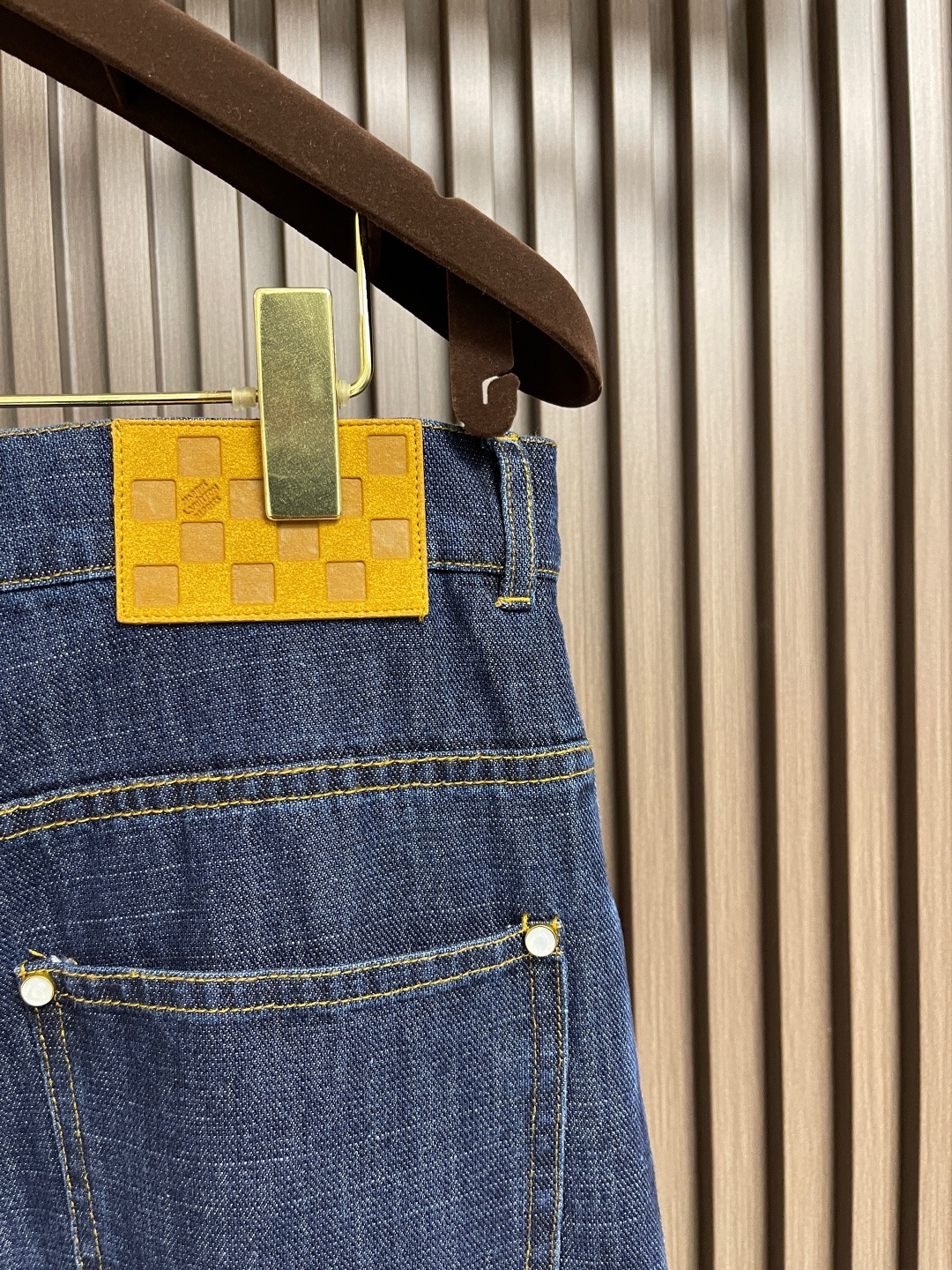 🛒🛒LV 水洗丹宁牛仔裤，本牛仔裤出自 2025秋冬秀场，以水洗丹宁布演绎 EPi粒面皮革质感。正绒面革