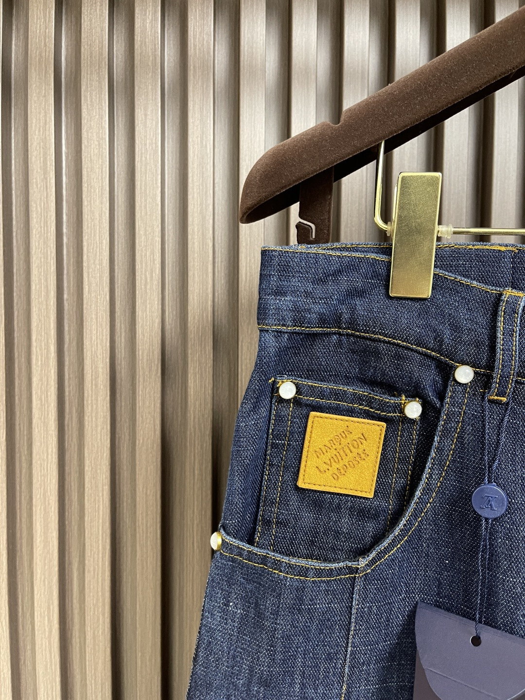 🛒🛒LV 水洗丹宁牛仔裤，本牛仔裤出自 2025秋冬秀场，以水洗丹宁布演绎 EPi粒面皮革质感。正绒面革
