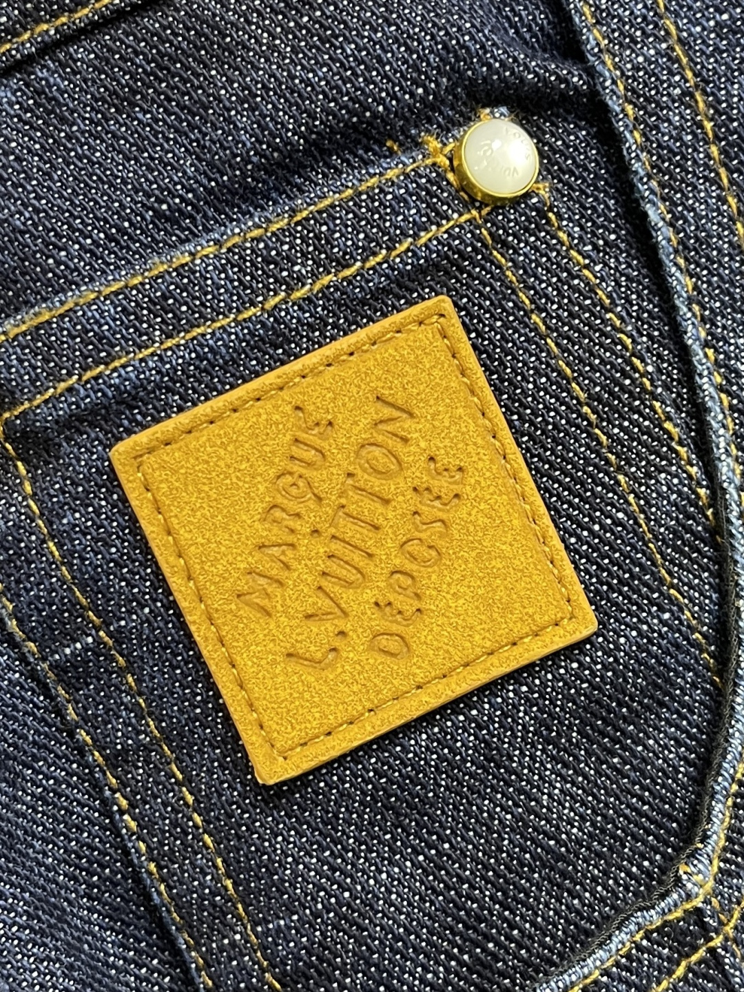 🛒🛒LV 水洗丹宁牛仔裤，本牛仔裤出自 2025秋冬秀场，以水洗丹宁布演绎 EPi粒面皮革质感。正绒面革