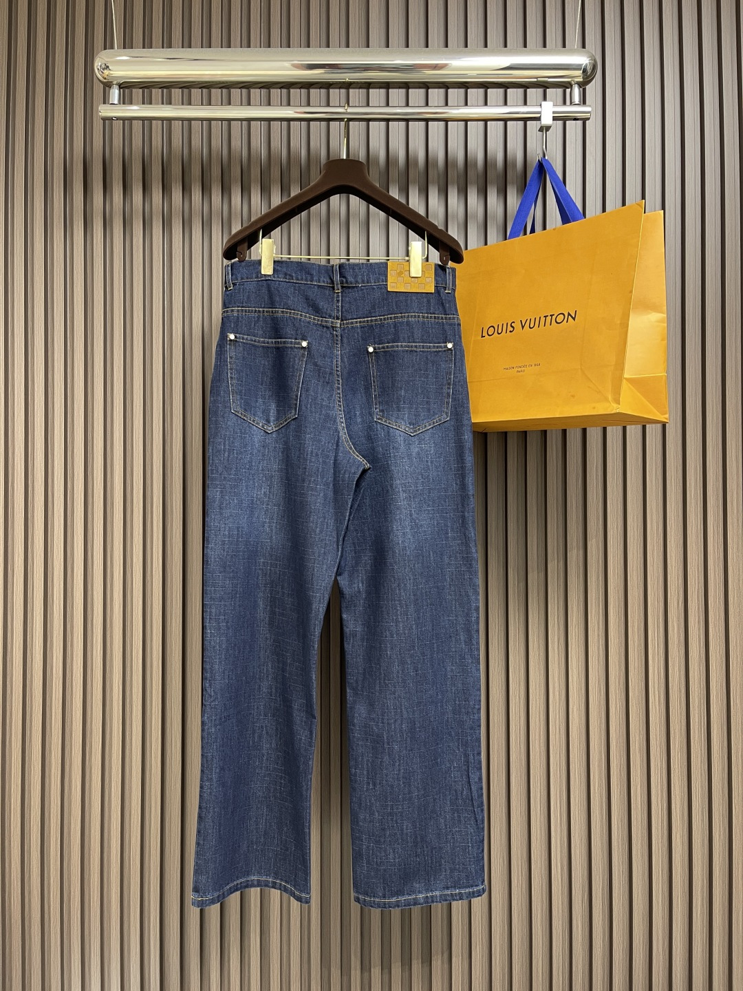 🛒🛒LV 水洗丹宁牛仔裤，本牛仔裤出自 2025秋冬秀场，以水洗丹宁布演绎 EPi粒面皮革质感。正绒面革