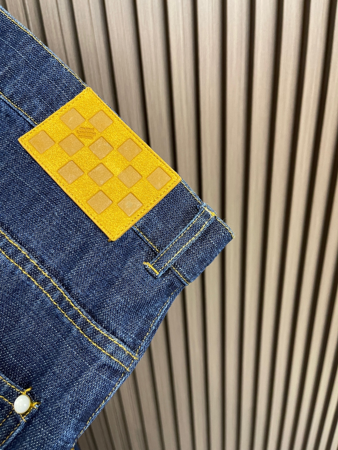 🛒🛒LV 水洗丹宁牛仔裤，本牛仔裤出自 2025秋冬秀场，以水洗丹宁布演绎 EPi粒面皮革质感。正绒面革