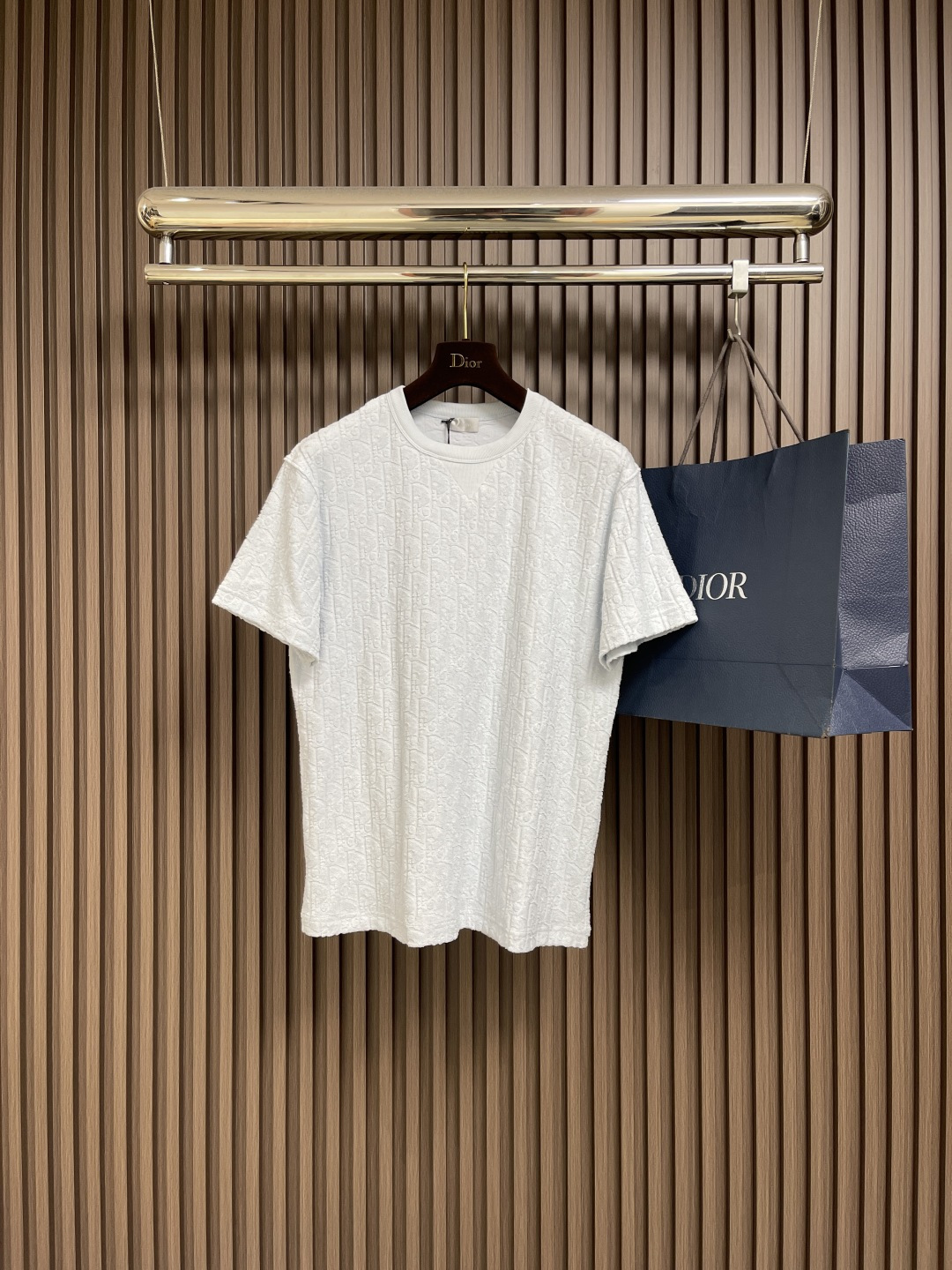 NO:525756,Dior concave and concave and concave pattern jacquard short-sleeved T-shirt!  Customized 300g cotton towel fabric is full of print jacquard, the texture is comfortable and has a high recognition. The upper body is simple and versatile, and the feel is very comfortable. It is a super versatile and beautiful and luxurious short-sleeved style, a must-have for everyone!  Size S-XL, Dior, T-shirt,tees, t-shirt,alexander wang19860909Dior 凹凸暗纹提花短袖T恤！定制300克全棉毛巾面料满印提花,质感舒适度都是拉满的,辨识度很高,上身简约百搭,手感非常舒服,超级百搭好看奢华的一款短袖,人手必备款！尺码S-XL,,dior,T-shirt,tees，t-shirt,alexander wang,Men's clothing