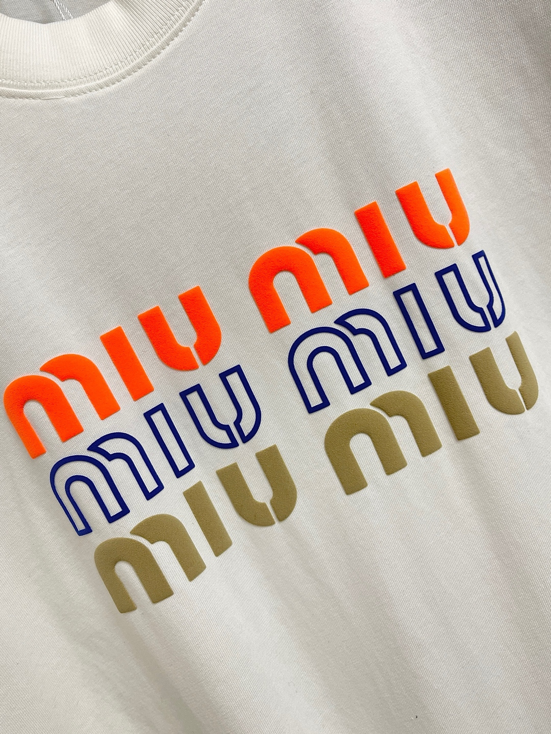 🛒🛒MIUMIU 2025ss春夏新款字母logo标识印花短袖T恤，既不单调也不复杂，恰到好处的展现品味