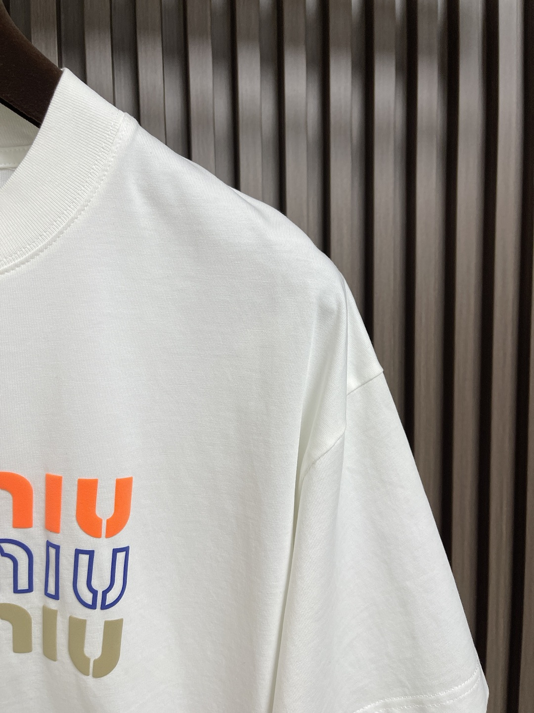 🛒🛒MIUMIU 2025ss春夏新款字母logo标识印花短袖T恤，既不单调也不复杂，恰到好处的展现品味