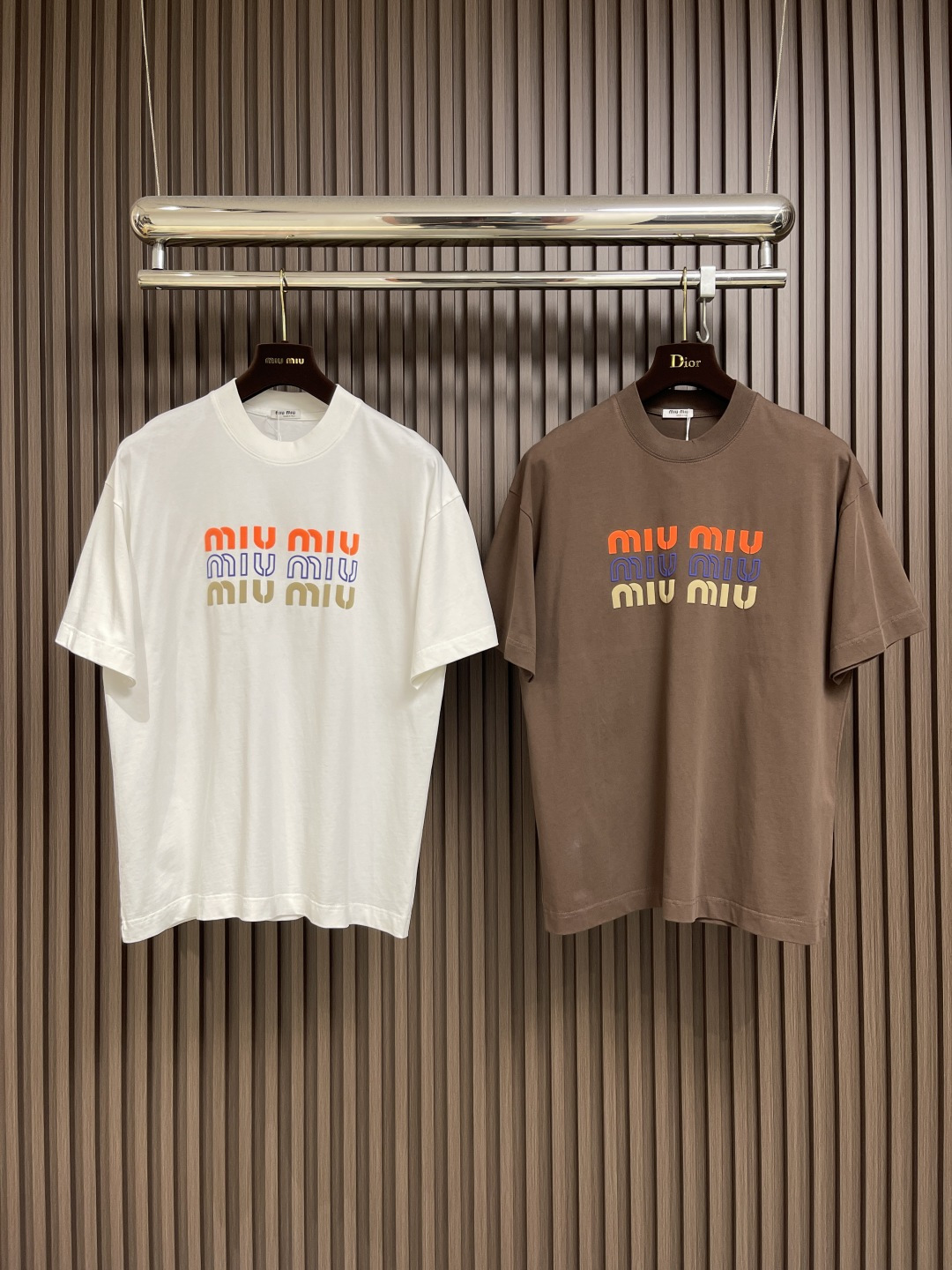 🛒🛒MIUMIU 2025ss春夏新款字母logo标识印花短袖T恤，既不单调也不复杂，恰到好处的展现品味