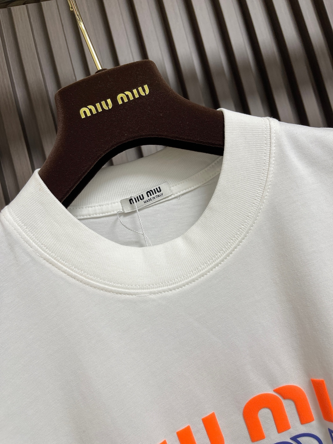 🛒🛒MIUMIU 2025ss春夏新款字母logo标识印花短袖T恤，既不单调也不复杂，恰到好处的展现品味