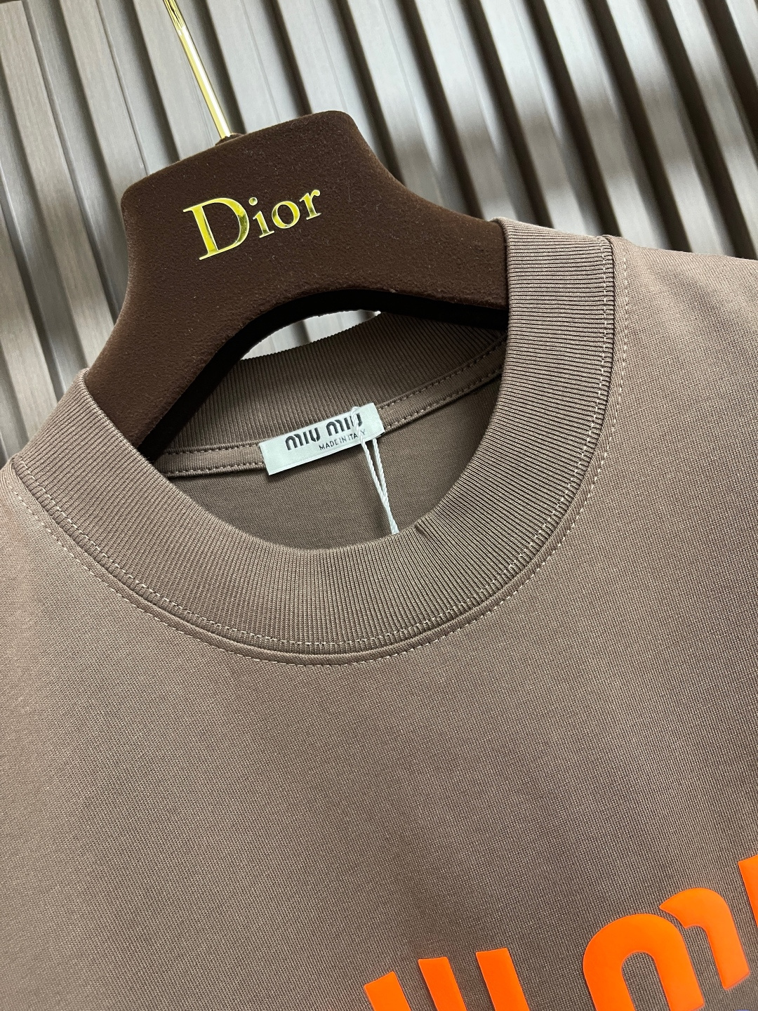 🛒🛒MIUMIU 2025ss春夏新款字母logo标识印花短袖T恤，既不单调也不复杂，恰到好处的展现品味