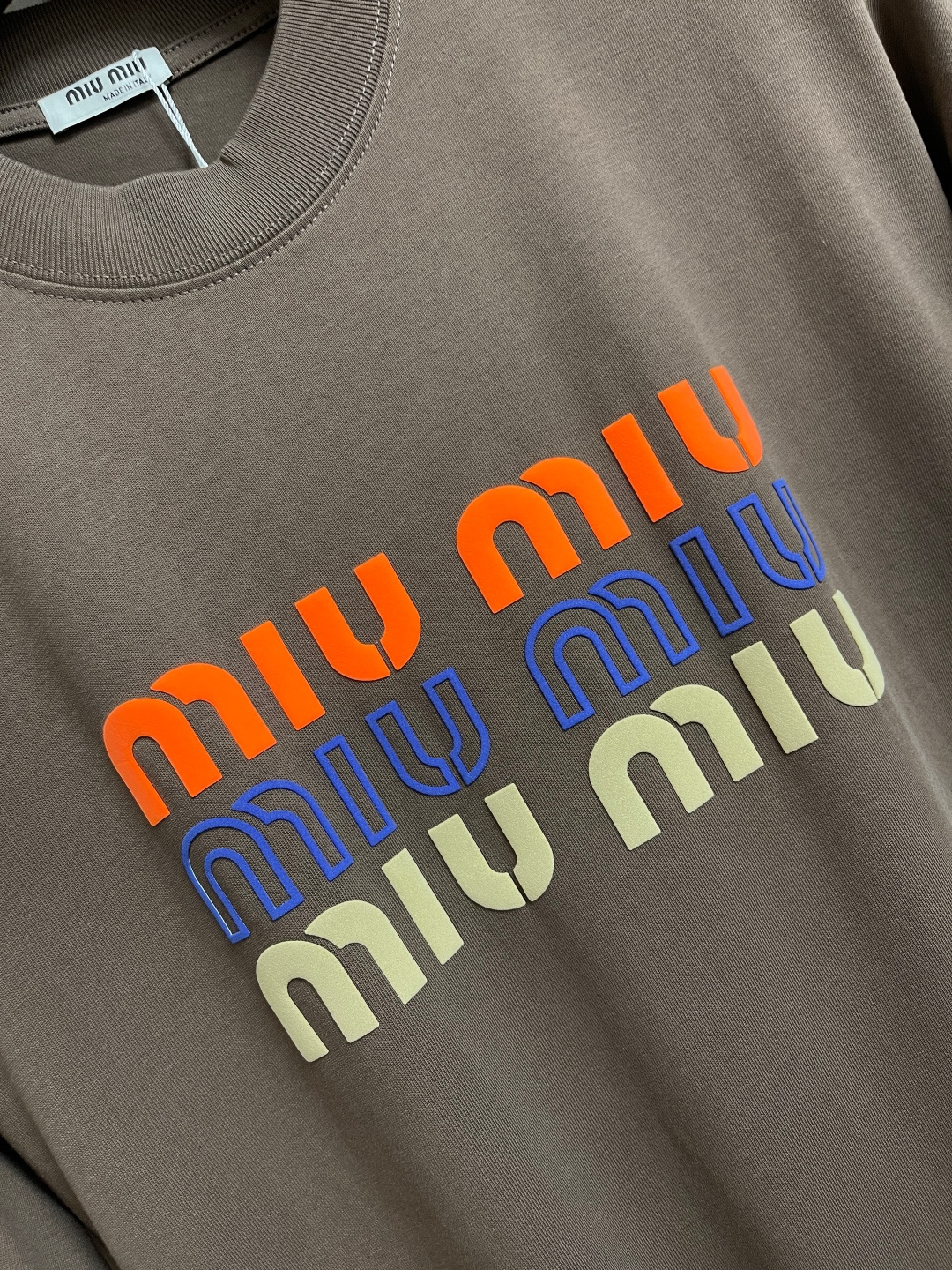 🛒🛒MIUMIU 2025ss春夏新款字母logo标识印花短袖T恤，既不单调也不复杂，恰到好处的展现品味