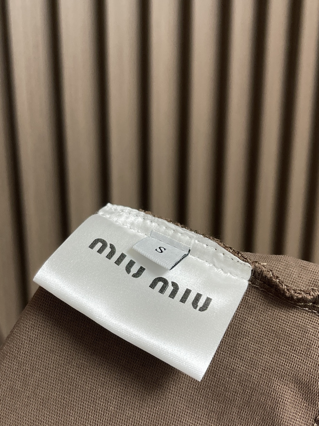 🛒🛒MIUMIU 2025ss春夏新款字母logo标识印花短袖T恤，既不单调也不复杂，恰到好处的展现品味