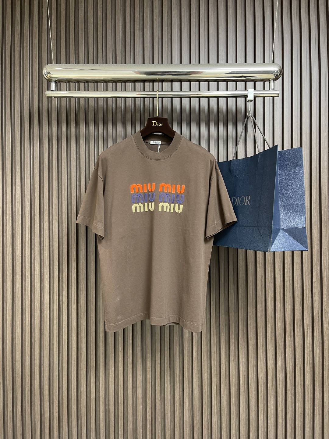 🛒🛒MIUMIU 2025ss春夏新款字母logo标识印花短袖T恤，既不单调也不复杂，恰到好处的展现品味