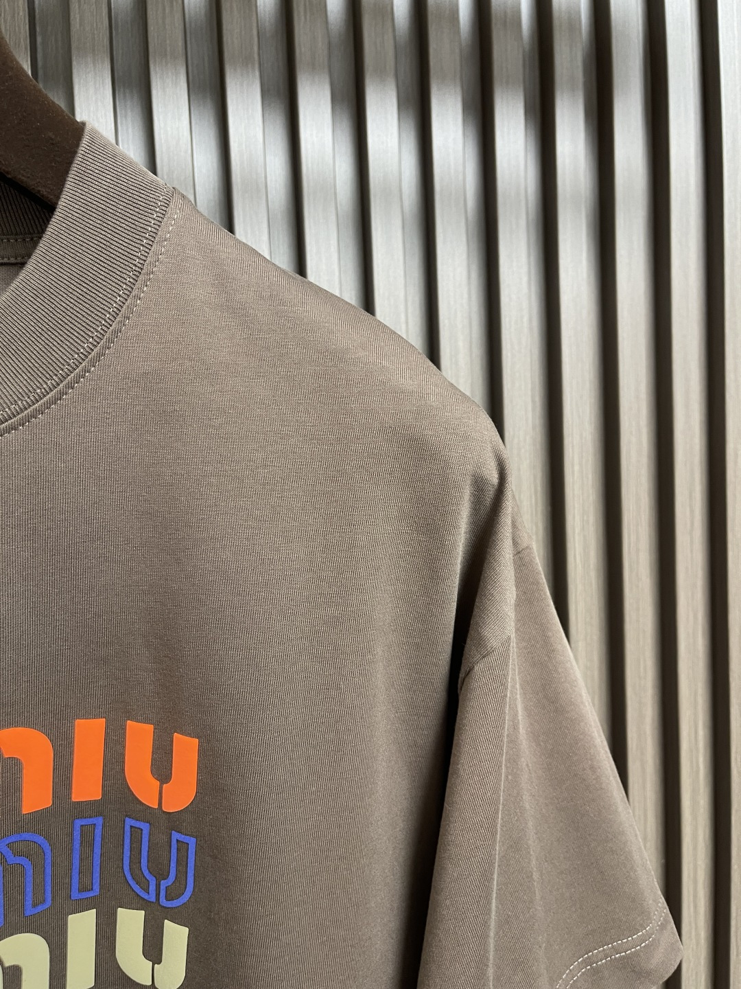 🛒🛒MIUMIU 2025ss春夏新款字母logo标识印花短袖T恤，既不单调也不复杂，恰到好处的展现品味