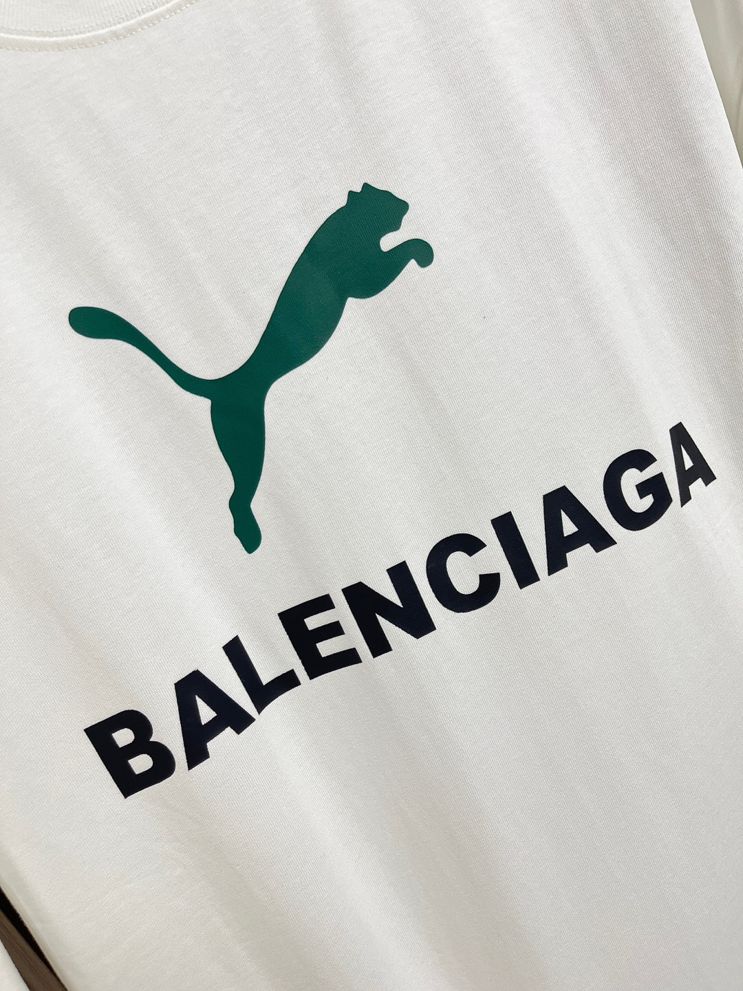 🛒🛒Balenciaga 联名Puma系列印花洗水短袖T恤，面料采用定织定染全棉双纱。克重260克，布面