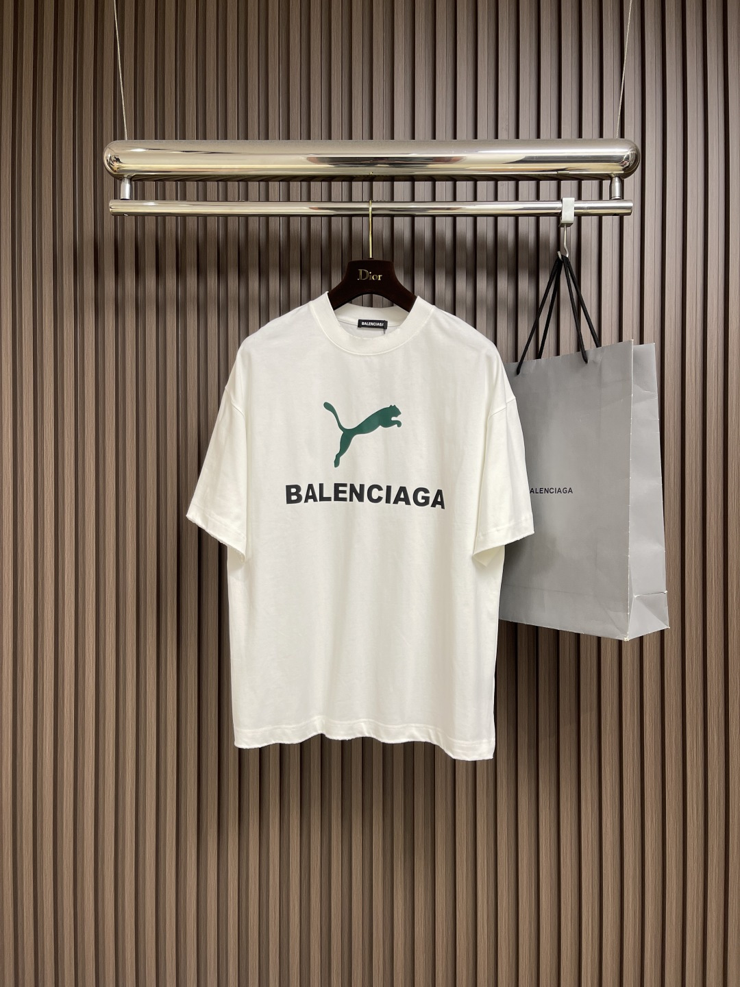 NO:525750,Balenciaga co-branded puma series printed wash water short-sleeved T-shirt, the fabric is made of fixed-woven and dyed cotton double yarn. The weight is 260 grams, and the cloth is clean.  Clear cloth pattern, soft and comfortable. The threads are fixed dyed without color difference. Printed and environmentally friendly imported paddles, clear letters, no burrs, strong three-dimensional sense. Laundry washing water. Size S-XXL S bust 114cm long 72cm shoulder width 54cm M bust 118cm long 74cm shoulder width 55cm L bust 122cm long 76cm shoulder width 56cm XL bust 126cm long 78cm shoulder width 57cm XXL bust 130cm long 80cm shoulder width 58cm, ,balenciaga,T-shirt,tees,t-shirt,alexander wang19860909Balenciaga 联名puma系列印花洗水短袖T恤,面料采用定织定染全棉双纱.克重260克,布面干净．布纹清晰,柔软舒适.螺纹采用定染无色差.印花环保进口胶桨,字母清晰,无毛边.立体感强.成衣洗水.尺码S-XXL S码胸围114cm衣长72cm肩宽54cm M码胸围118cm衣长74cm肩宽55cm L码胸围122cm 衣长76cm肩宽56cm XL码胸围126cm 衣长78cm肩宽57cm XXL码胸围130cm 衣长80cm 肩宽58cm,,balenciaga,T-shirt,tees，t-shirt,alexander wang,Men's clothing