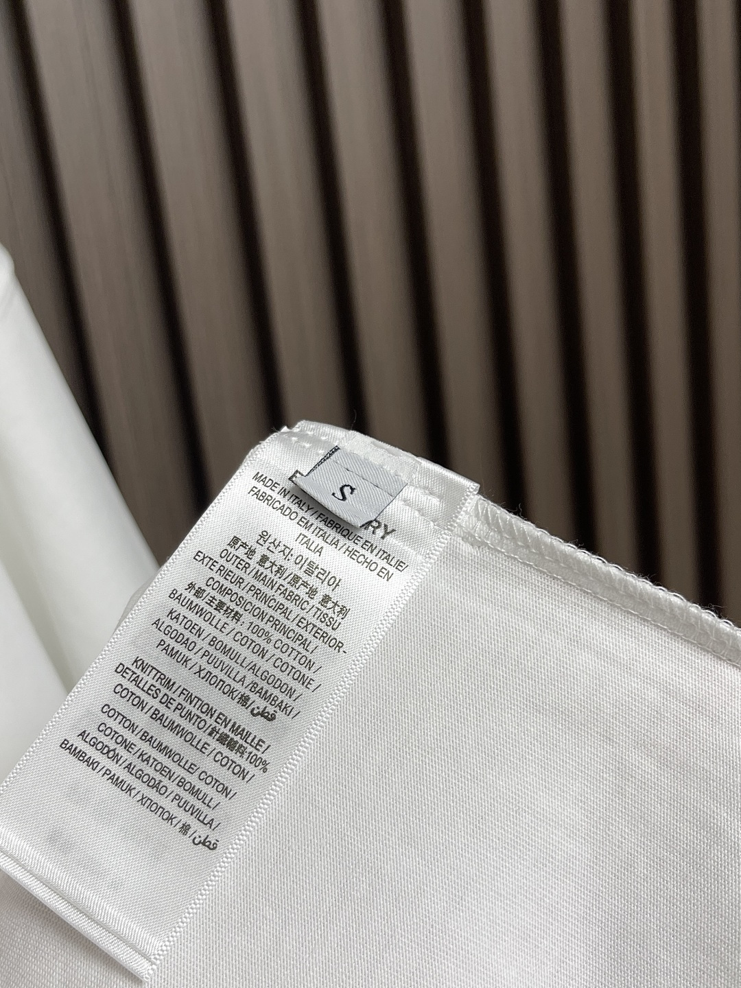 🛒🛒Burberry 骑士印章棉质混纺短袖T恤 选用棉质混纺材质打造，呈现休闲版型。点缀复古感骑士印章印