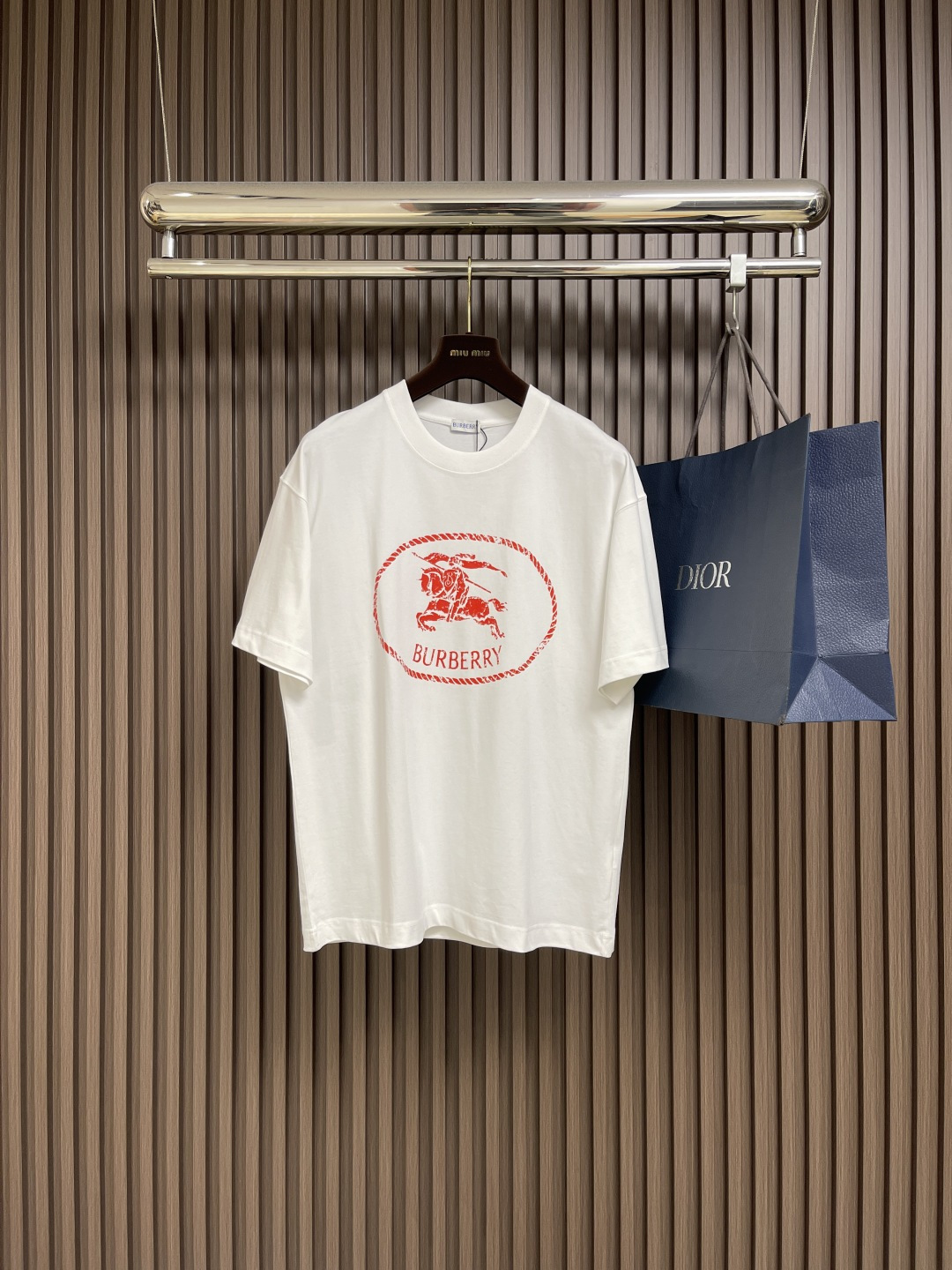 🛒🛒Burberry 骑士印章棉质混纺短袖T恤 选用棉质混纺材质打造，呈现休闲版型。点缀复古感骑士印章印