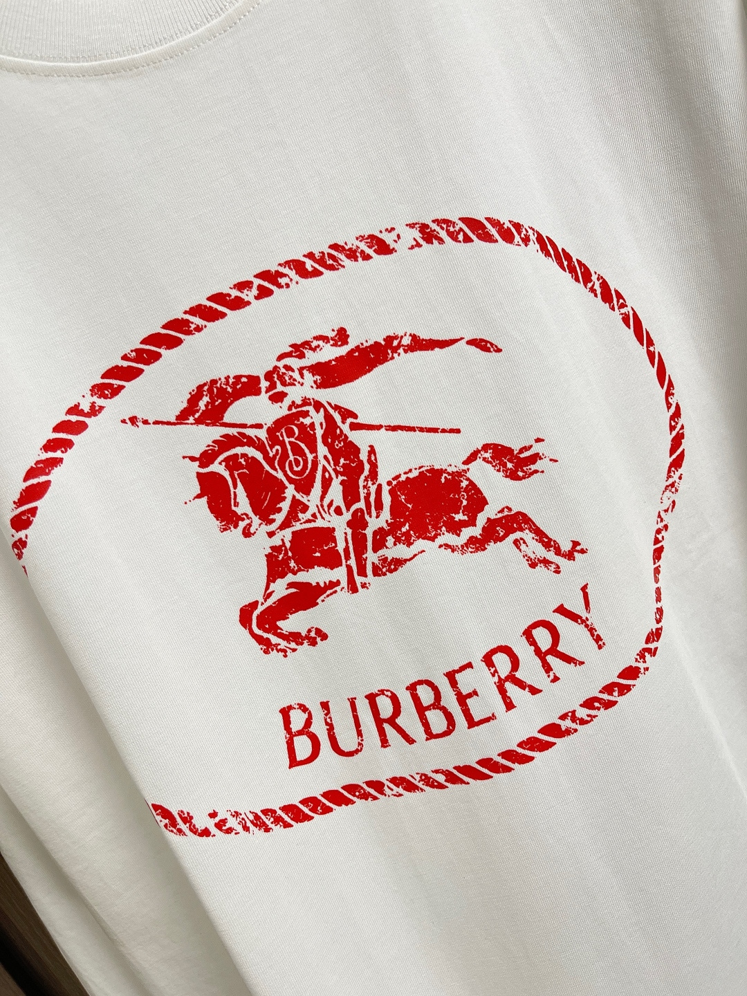 🛒🛒Burberry 骑士印章棉质混纺短袖T恤 选用棉质混纺材质打造，呈现休闲版型。点缀复古感骑士印章印