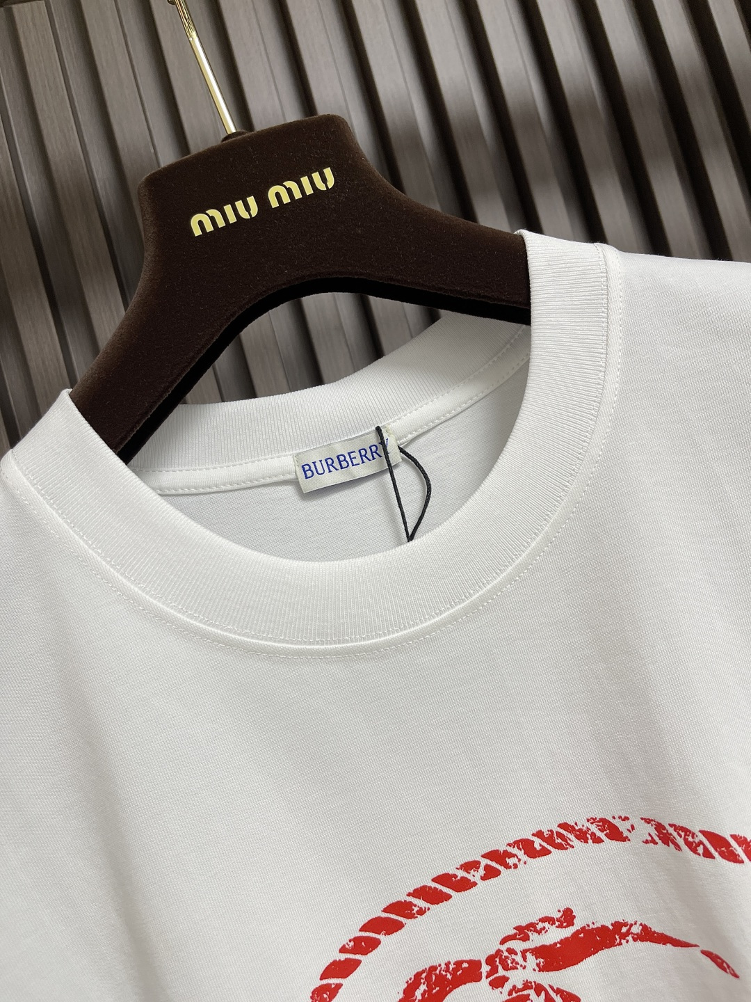 🛒🛒Burberry 骑士印章棉质混纺短袖T恤 选用棉质混纺材质打造，呈现休闲版型。点缀复古感骑士印章印