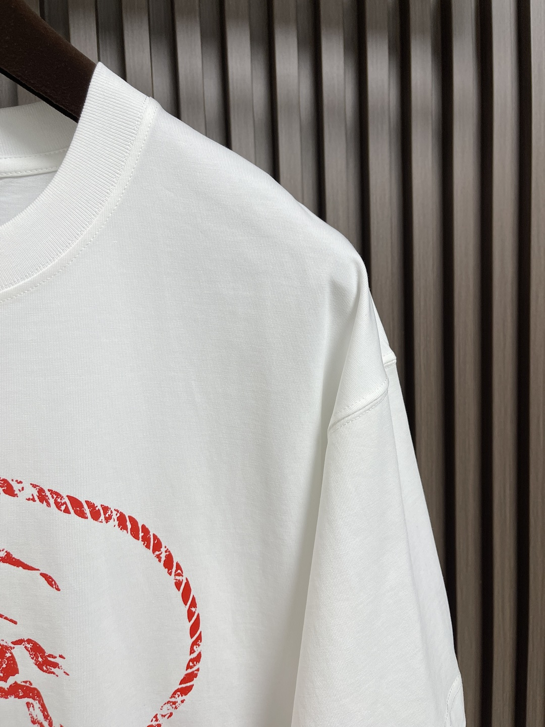 🛒🛒Burberry 骑士印章棉质混纺短袖T恤 选用棉质混纺材质打造，呈现休闲版型。点缀复古感骑士印章印