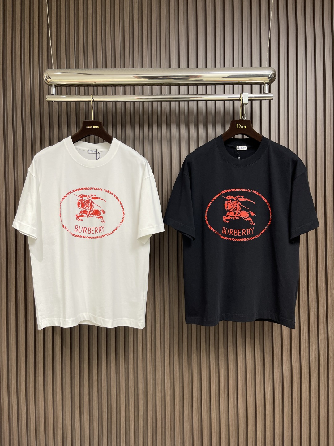🛒🛒Burberry 骑士印章棉质混纺短袖T恤 选用棉质混纺材质打造，呈现休闲版型。点缀复古感骑士印章印