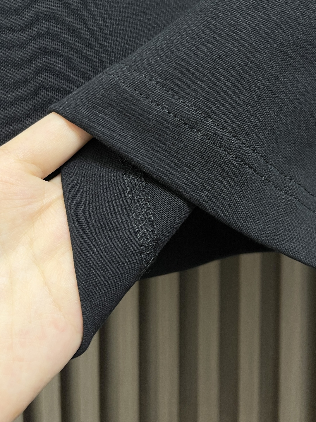 🛒🛒Burberry 骑士印章棉质混纺短袖T恤 选用棉质混纺材质打造，呈现休闲版型。点缀复古感骑士印章印