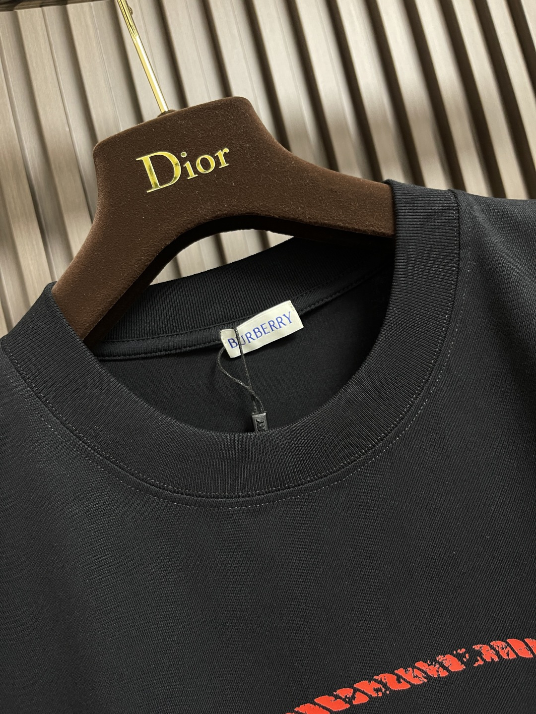 🛒🛒Burberry 骑士印章棉质混纺短袖T恤 选用棉质混纺材质打造，呈现休闲版型。点缀复古感骑士印章印