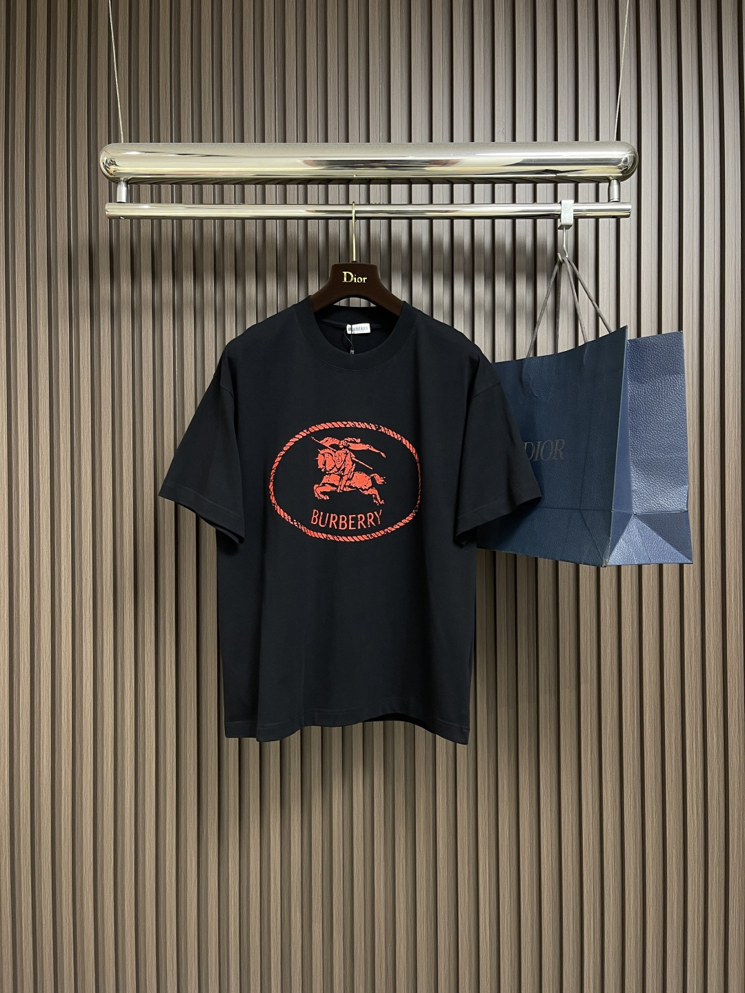 NO:524704,Burberry Knight Seal Cotton-blend Short-sleeved T-shirt is made of cotton-blended material to present a casual style. The retro Knight Seal Print is derived from the classic pattern of the 1980s brand bag. Craft details Rib knitted neckline, casual style, and looser than conventional style. In terms of pattern craftsmanship, the front chest Knight logo pattern is presented through silicone oil printing and dot pulping technology, showing a retro old style similar to the texture of old newspaper ink. Silicone Mixed Printing improves the flexibility and firmness of the pattern, while the dot pulping brings a texture similar to the scraping of old, making the pattern layer richer and more visually age-like. Silicone oil pulping print prevents cracking, is soft and not sticky, and the dot pulping process creates an old style. Size S-XXL S bust 110cm long 73cm shoulder width 53cm  M-size bust 114cm garment length 74cm shoulder width 55cm L-size bust 118cm garment length 75cm shoulder width 57cm XL-size bust 122cm garment length 76cm shoulder width 59cm XXL-size bust 126cm garment length 77cm shoulder width 61cm, burberry, T-shirt,tees, t-shirt,alexander wang19860909Burberry 骑士印章棉质混纺短袖T恤 选用棉质混纺材质打造,呈现休闲版型.点缀复古感骑士印章印花,源自1980年代品牌包款的典藏图案.工艺细节 罗纹针织领口,休闲版型,较常规版型剪裁更为宽松.图案工艺方面,前胸骑士徽标图案,通过硅油印花结合网点浆技术呈现,展现出类似旧报纸油墨质感的复古做旧风.硅油印花提升图案的柔韧度和牢固度,而网点浆带来类似刮旧的肌理效果,使图案层次更为丰富,视觉上更具年代感. 硅油浆印防止龟裂,柔软不粘腻,网点浆处理制造仿旧风格.尺码S-XXL S码胸围110cm衣长73cm肩宽53cm M码胸围114cm衣长74cm肩宽55cm L码胸围118cm 衣长75cm肩宽57cm XL码胸围122cm 衣长76cm肩宽59cm XXL码胸围126cm 衣长77cm 肩宽61cm,,burberry,T-shirt,tees，t-shirt,alexander wang,Men's clothing